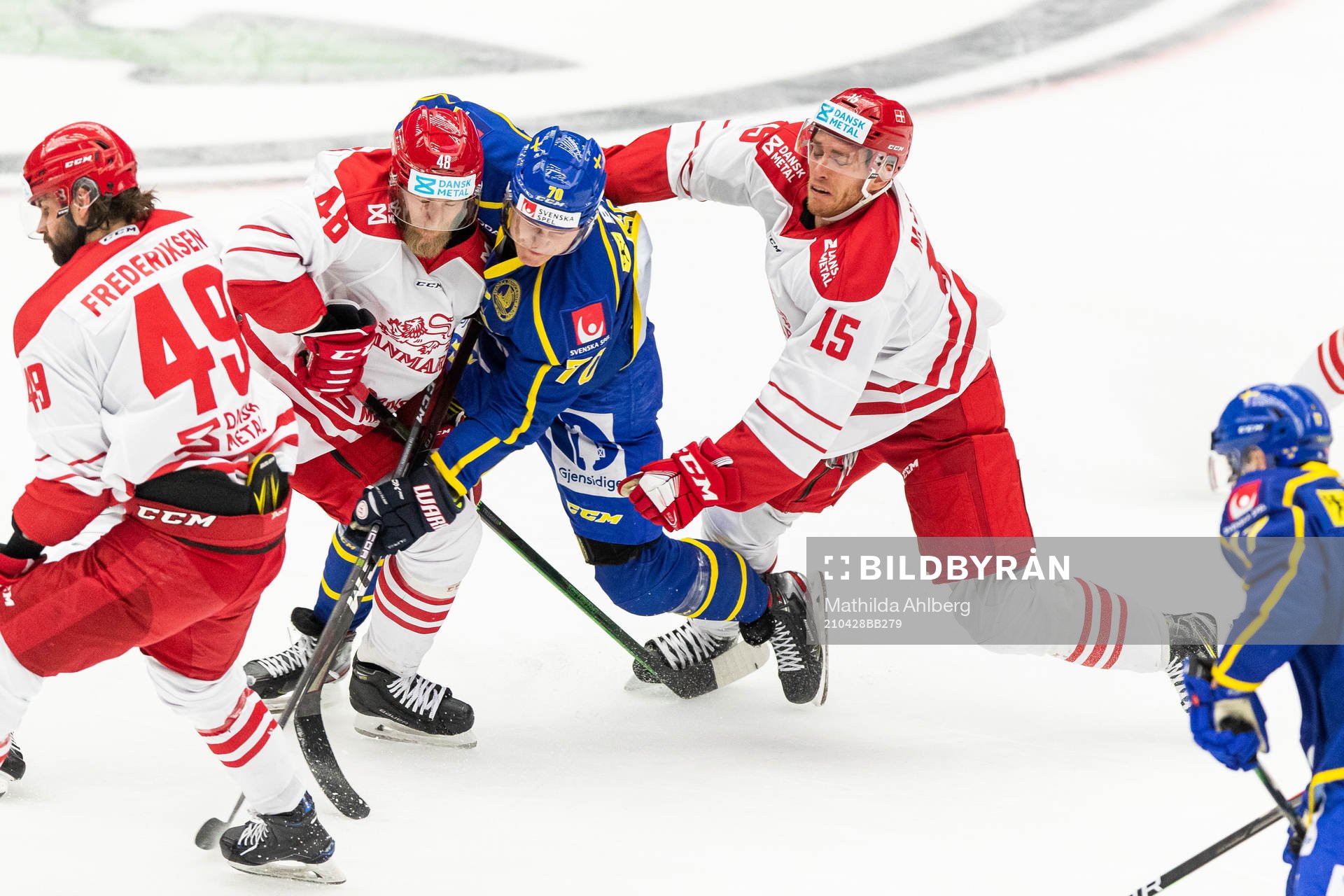 Sveriges Dennis Rasmussen i kamp om pucken med Danmarks