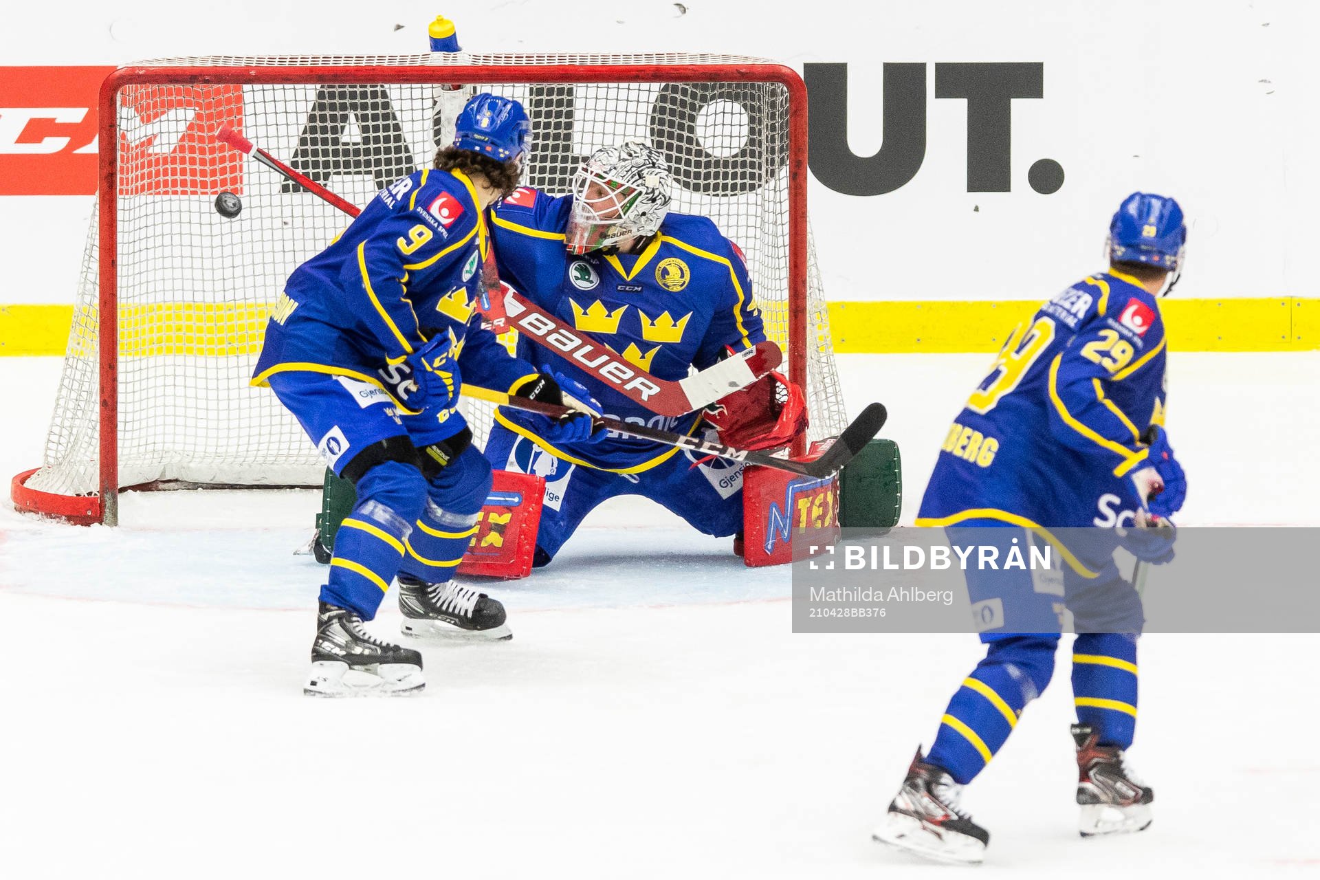 Sveriges Alberg Johansson och målvakt Niklas Rubin