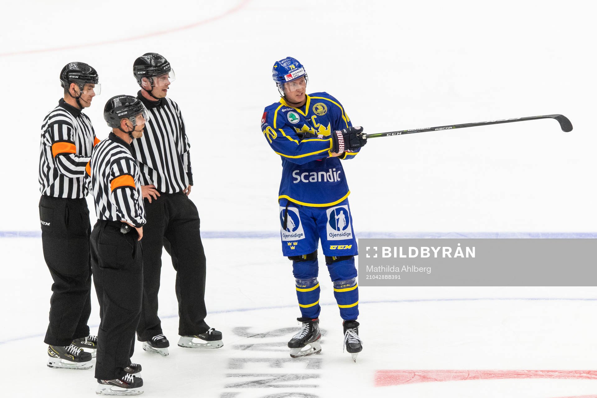 Sveriges Dennis Rasmussen i diskussion med domarna Richard