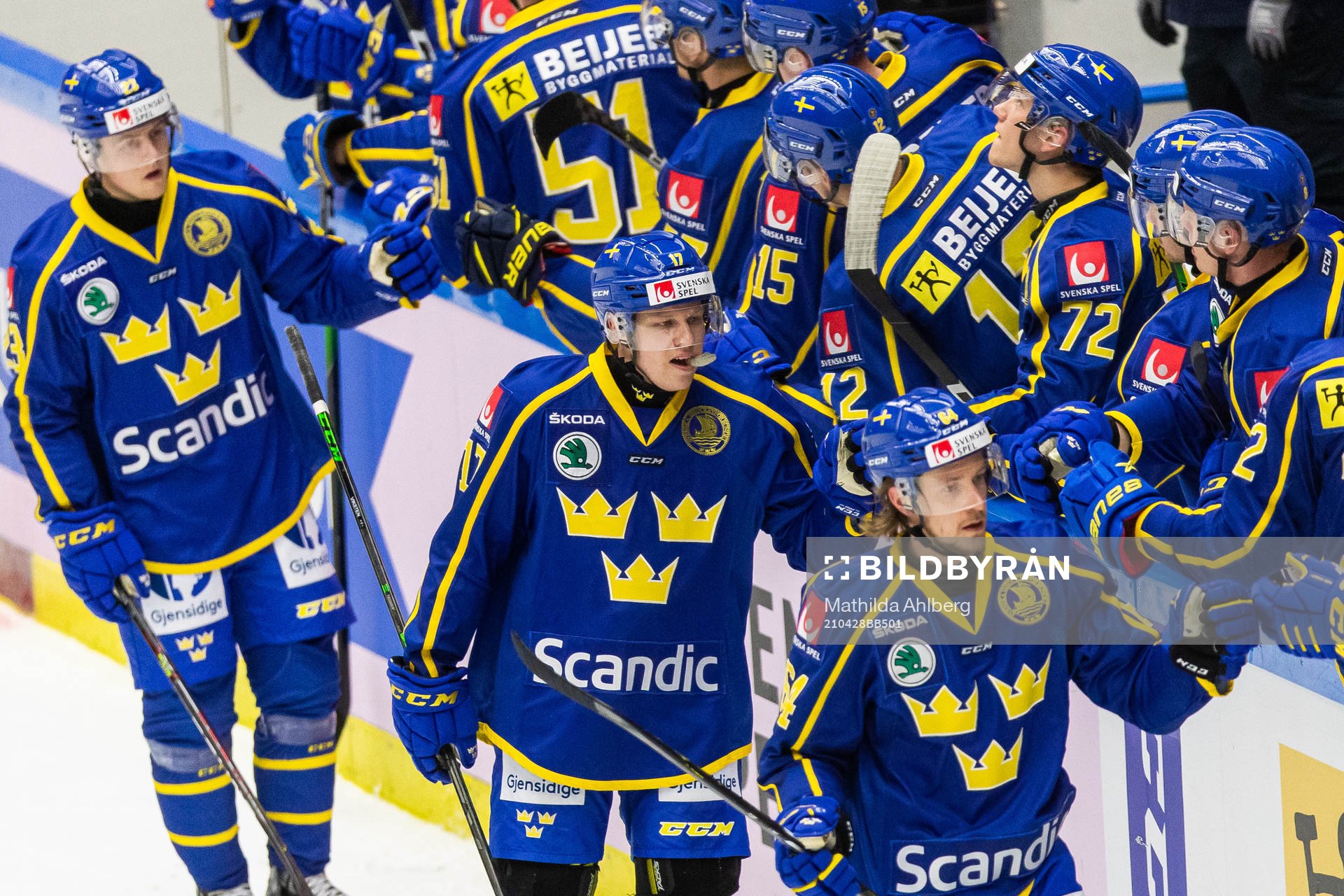 Sveriges Daniel Viksten jublar med lagkamrater