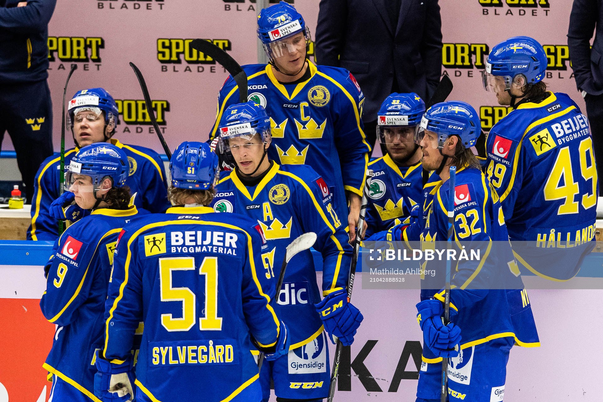 Sveriges Max Friberg i samtal med lagkamrater