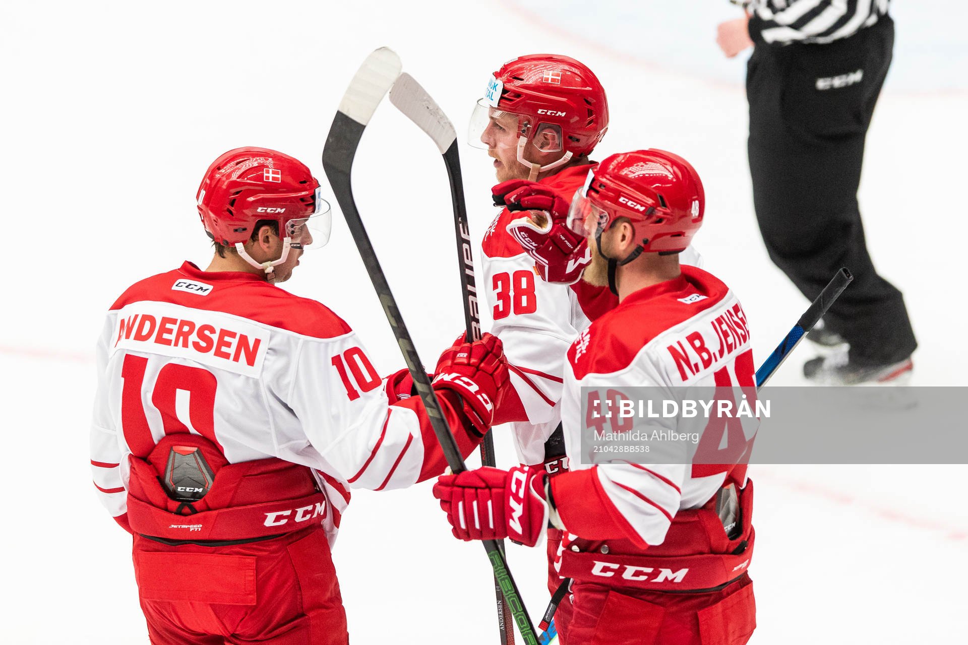 Danmarks Morten Paulsen (mitten) jublar med Niklas Andersen