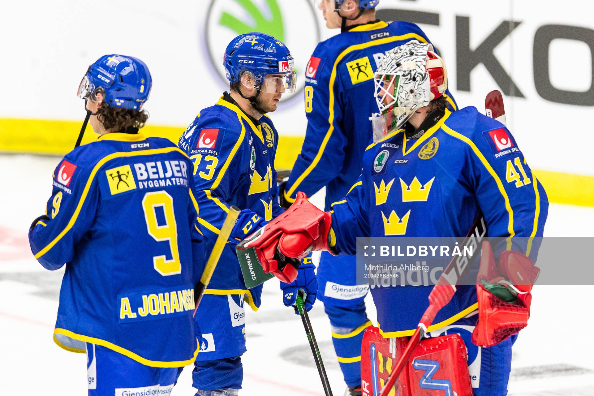 Sveriges Michael Lindqvist och målvakt Niklas Rubin jublar
