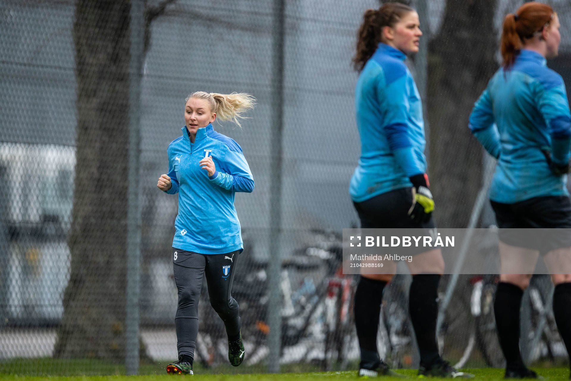 Andrea Sjögren joggar vid sidan av planen