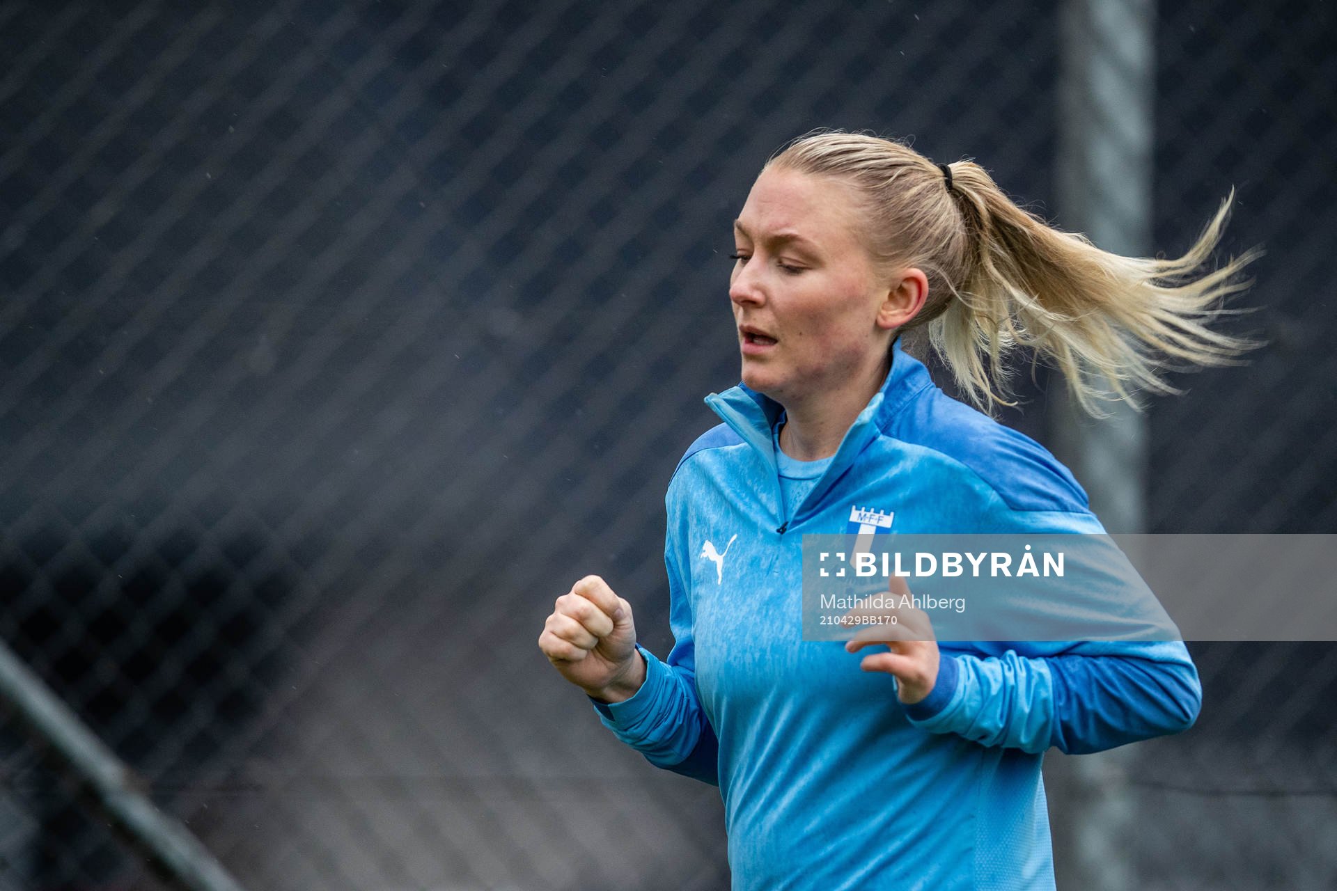 Andrea Sjögren joggar vid sidan av planen