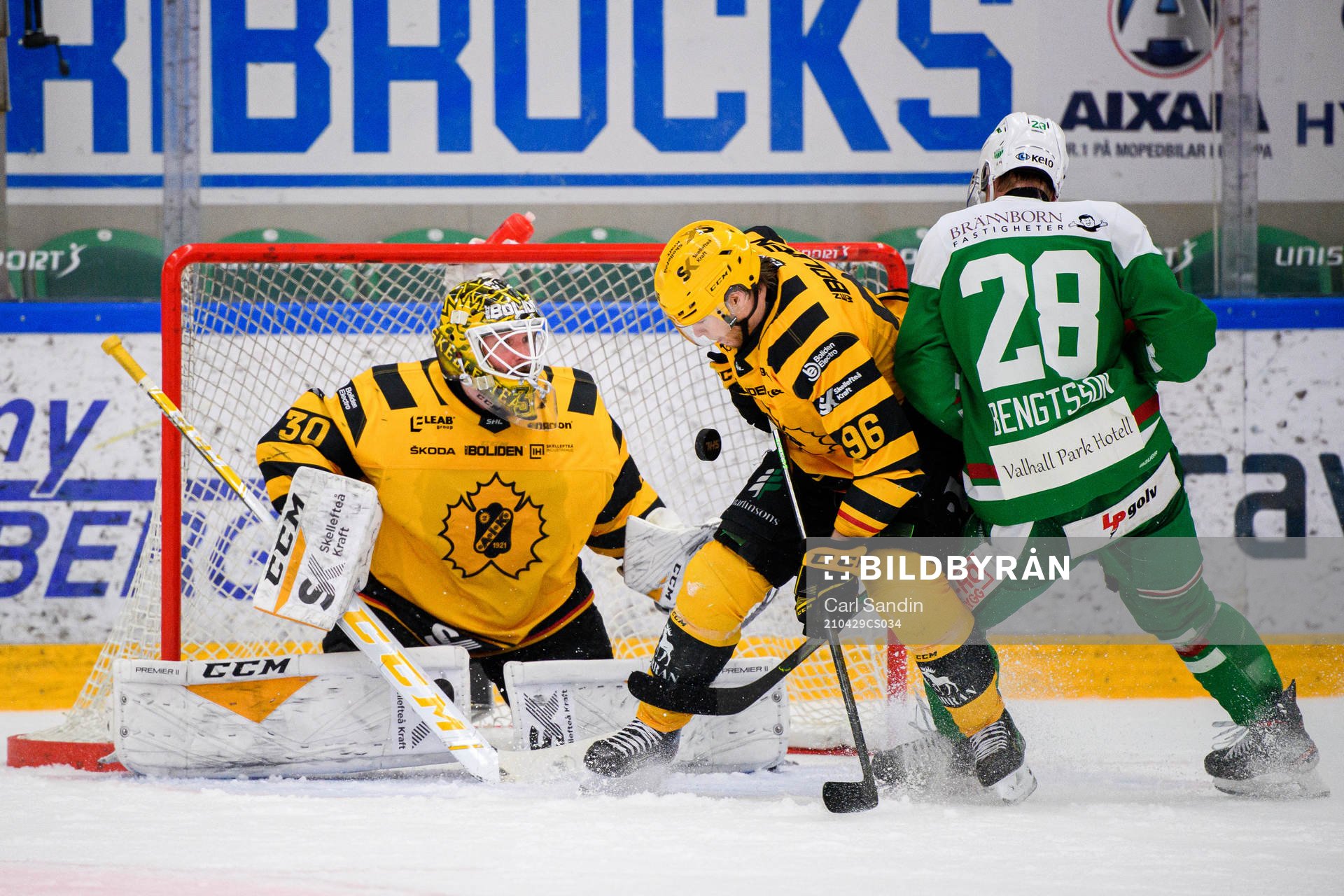 Rögles Anton Bengtsson oroar framför Skellefteås