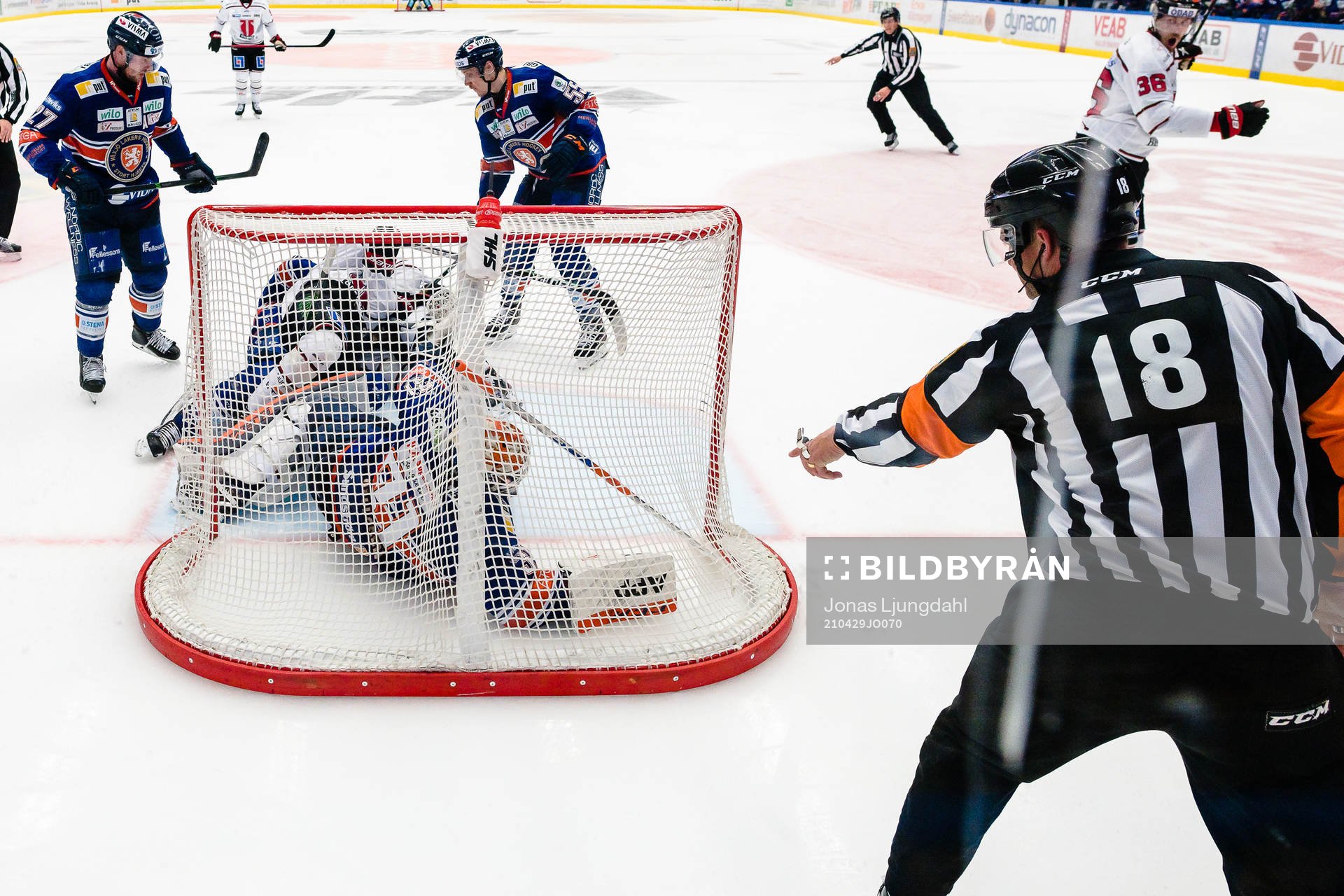 Örebros Linus Öberg får en puck i mål bakom Växjös