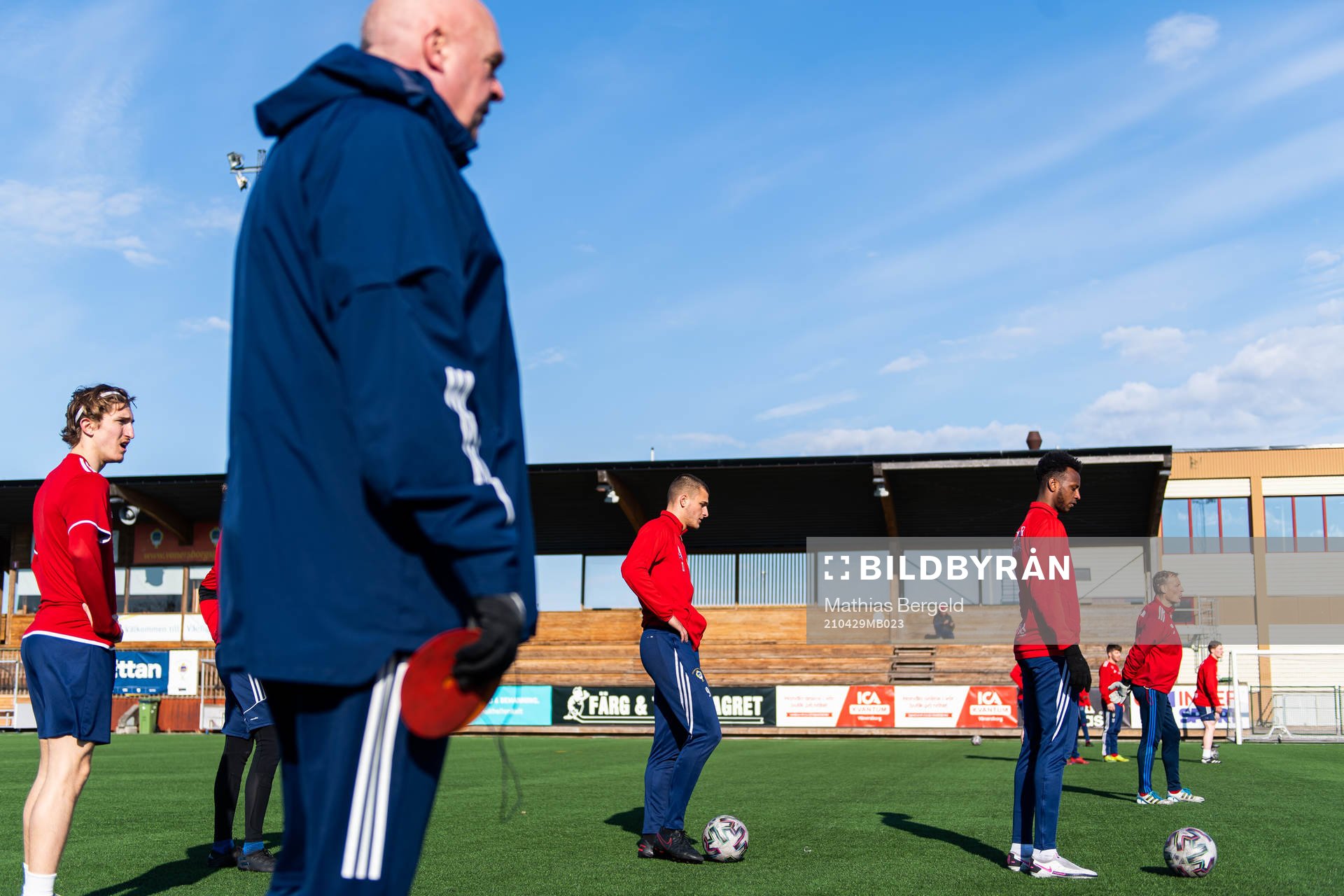 Tränare Andy Kilner och spelare under en träning med Vänersborg den 29 april 2021 i Vänersborg. 