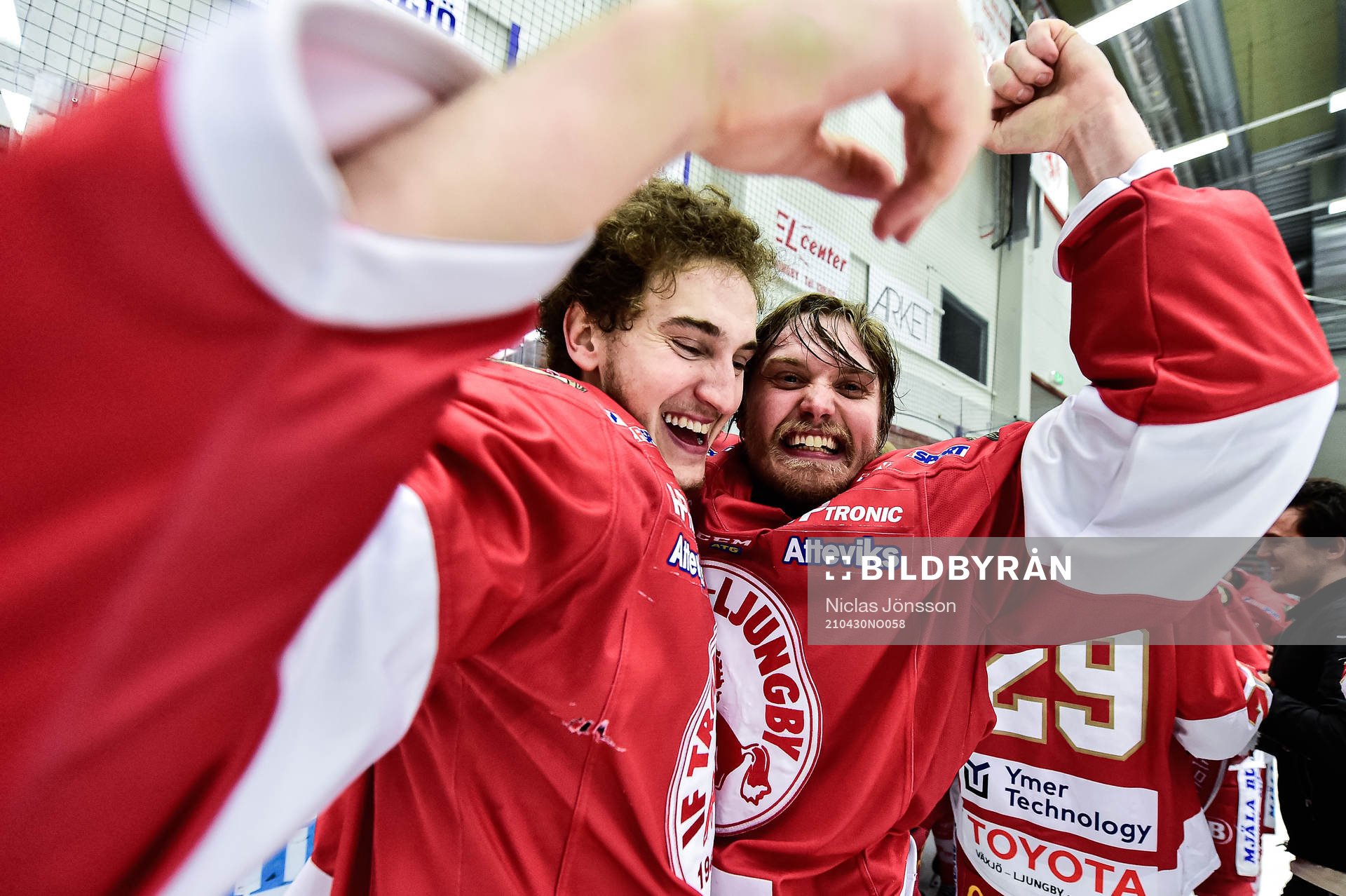 Troja/Ljungbys Martin Fransson och Jesper Ylivainio jublar