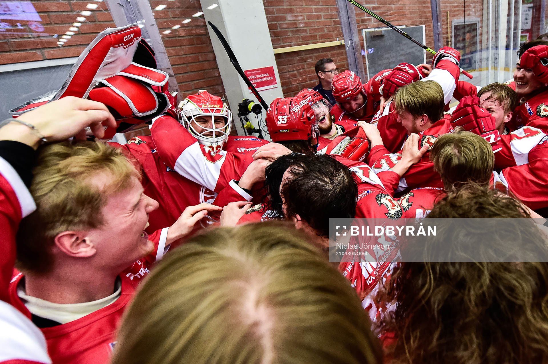 Troja/Ljungbys målvakt Wictor Ragnewall jublar med