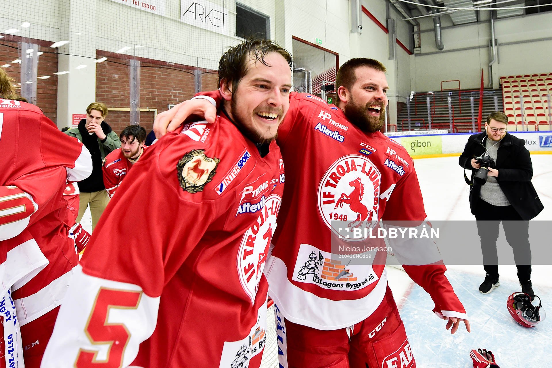 Troja/Ljungbys Niklas Enberg och Tobias Törnkvist jublar