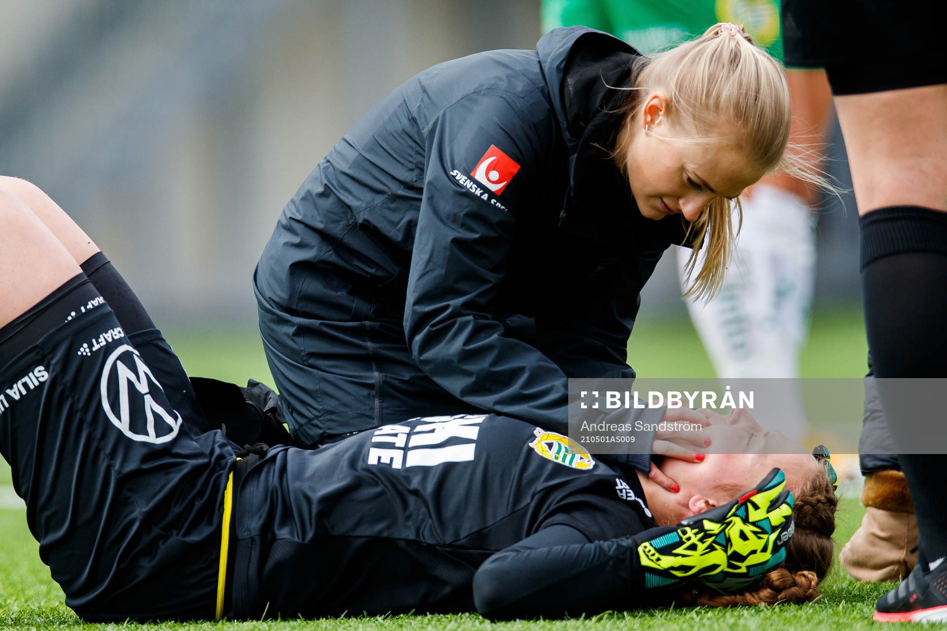 Hammarbys målvakt Anna Tamminen får vård