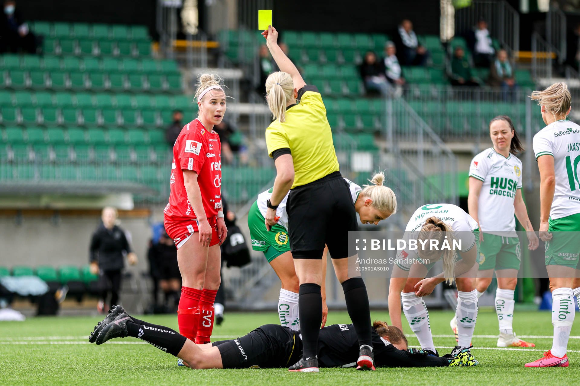 Örebros Jenna Hellstrom får en varning