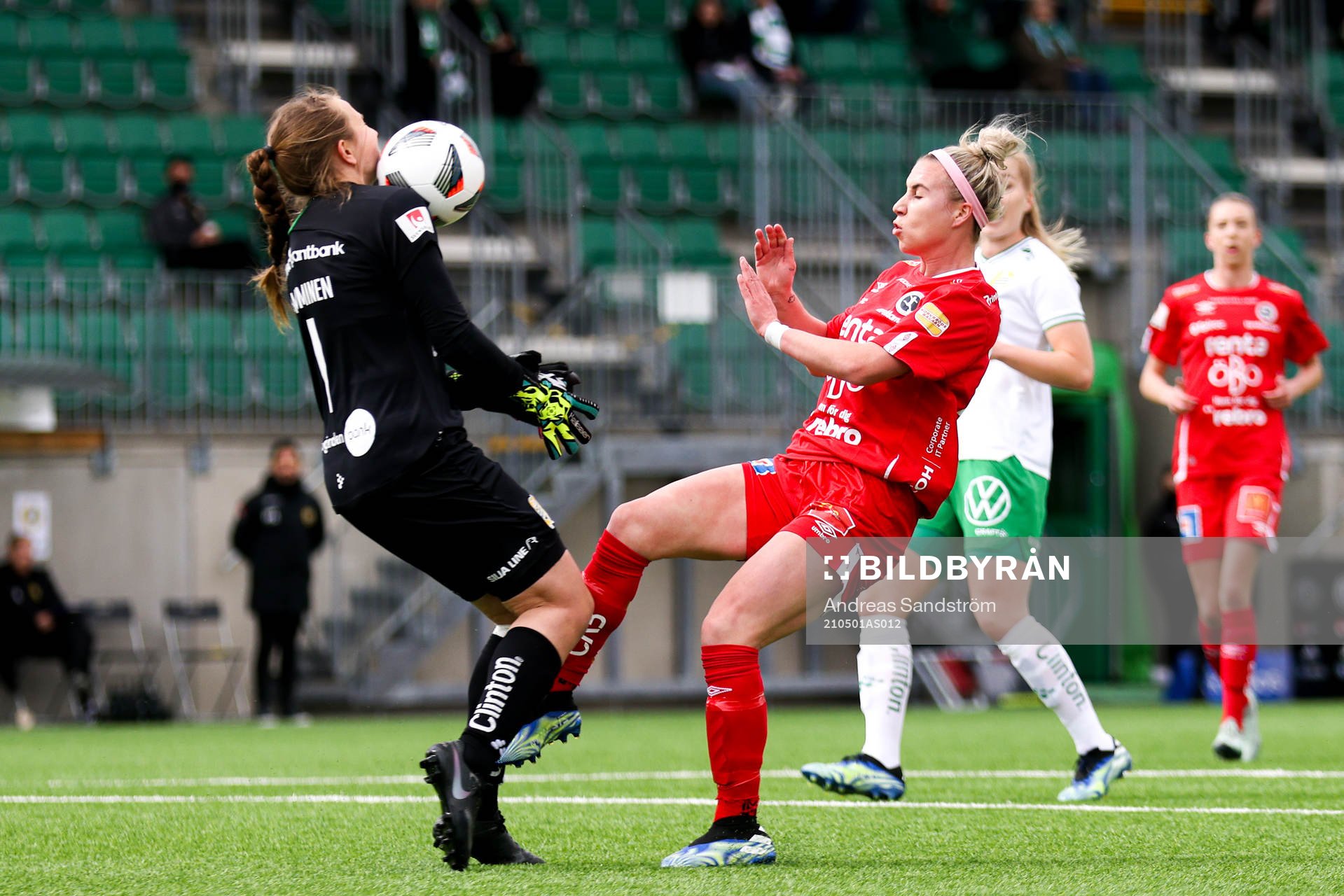 Hammarbys målvakt Anna Tamminen och Örebros Jenna