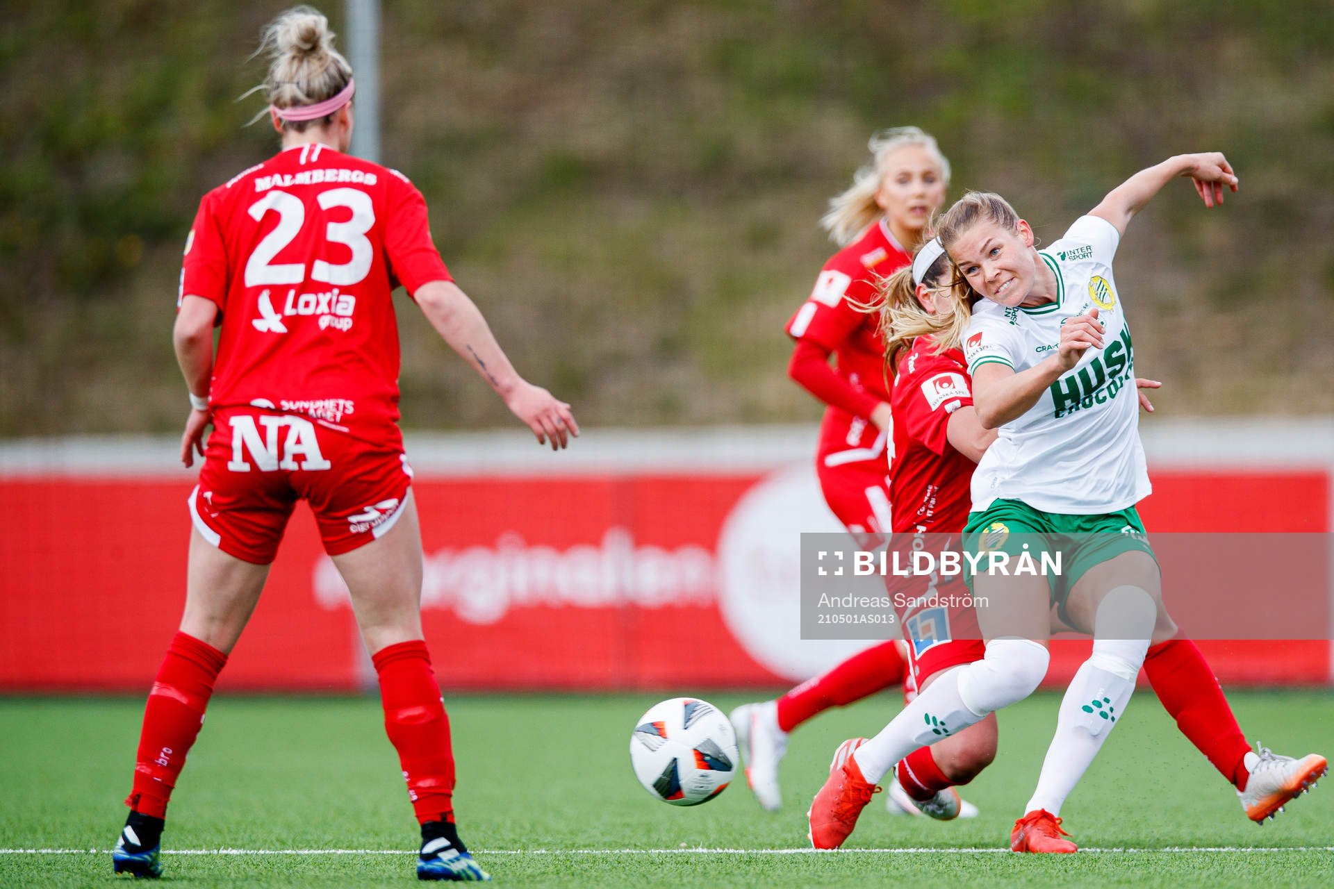 Hammarbys Nina Jakobsson och Örebros Carly Wickenheiser