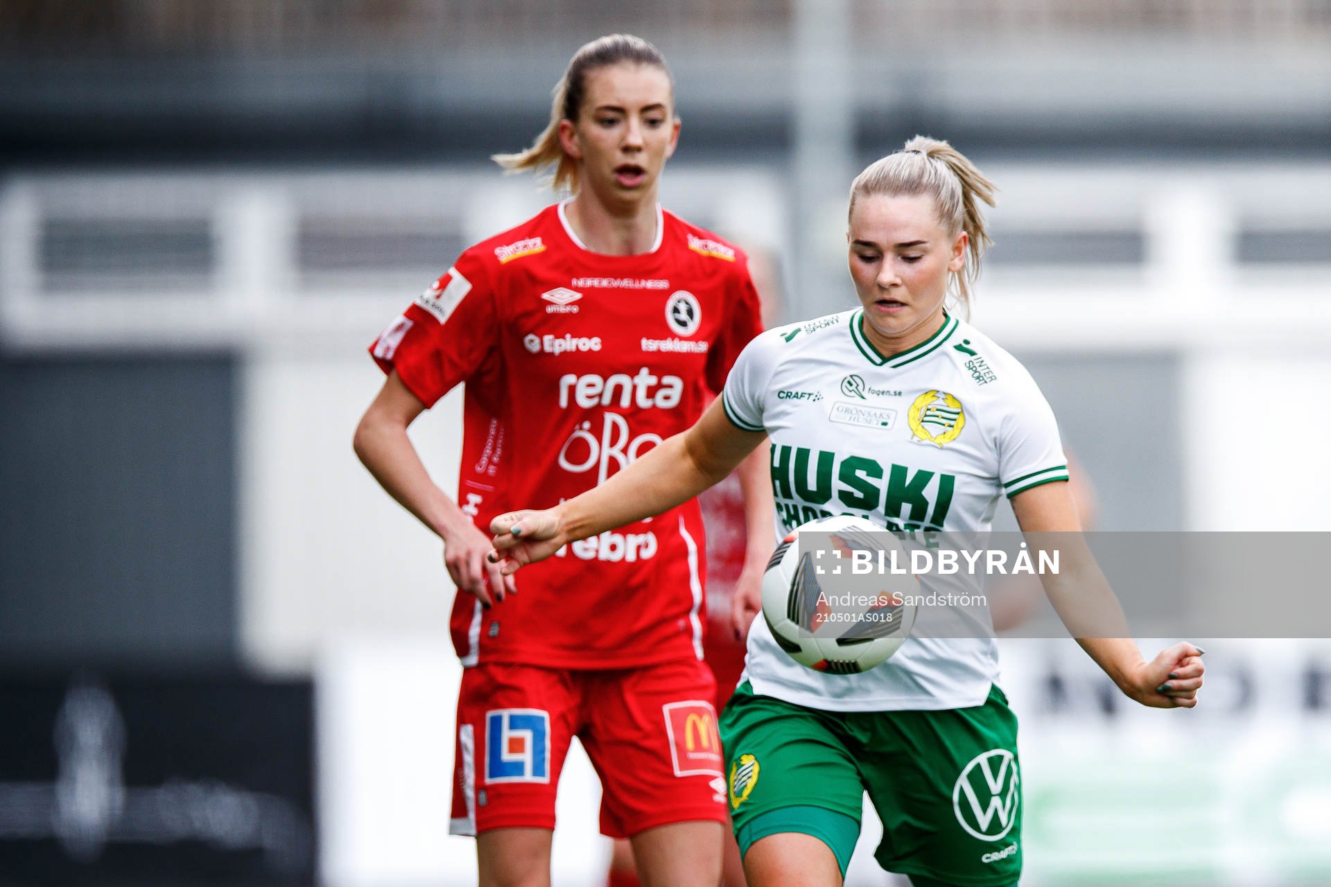Örebros Wilma Öhman och Hammarbys Emma Jansson under fotbollsmatchen i Damallsvenskan mellan Hammarby och Örebro den 1 maj 2021 i Stockholm.