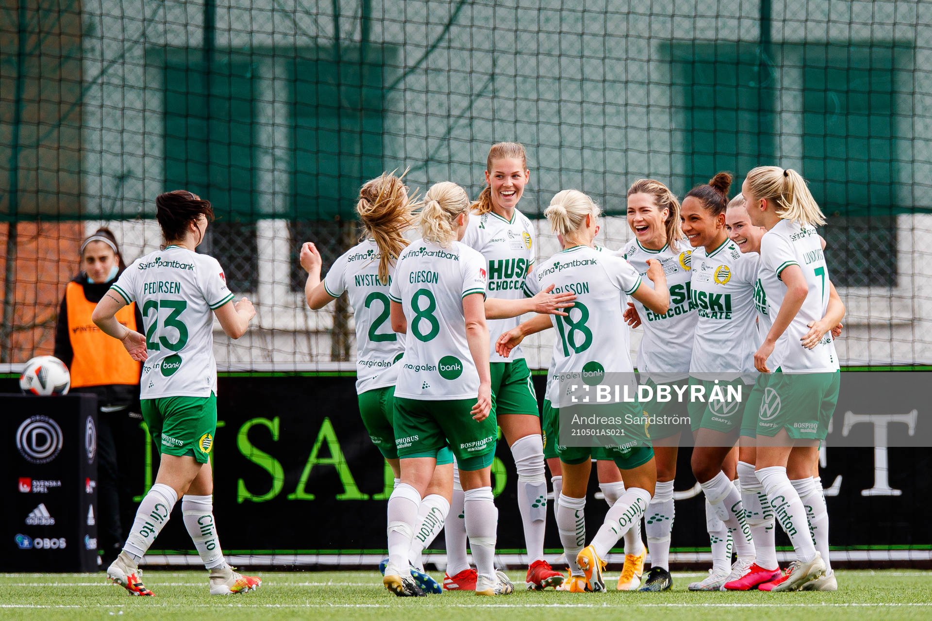 Hammarbys spelare jublar med Hanna Folkesson