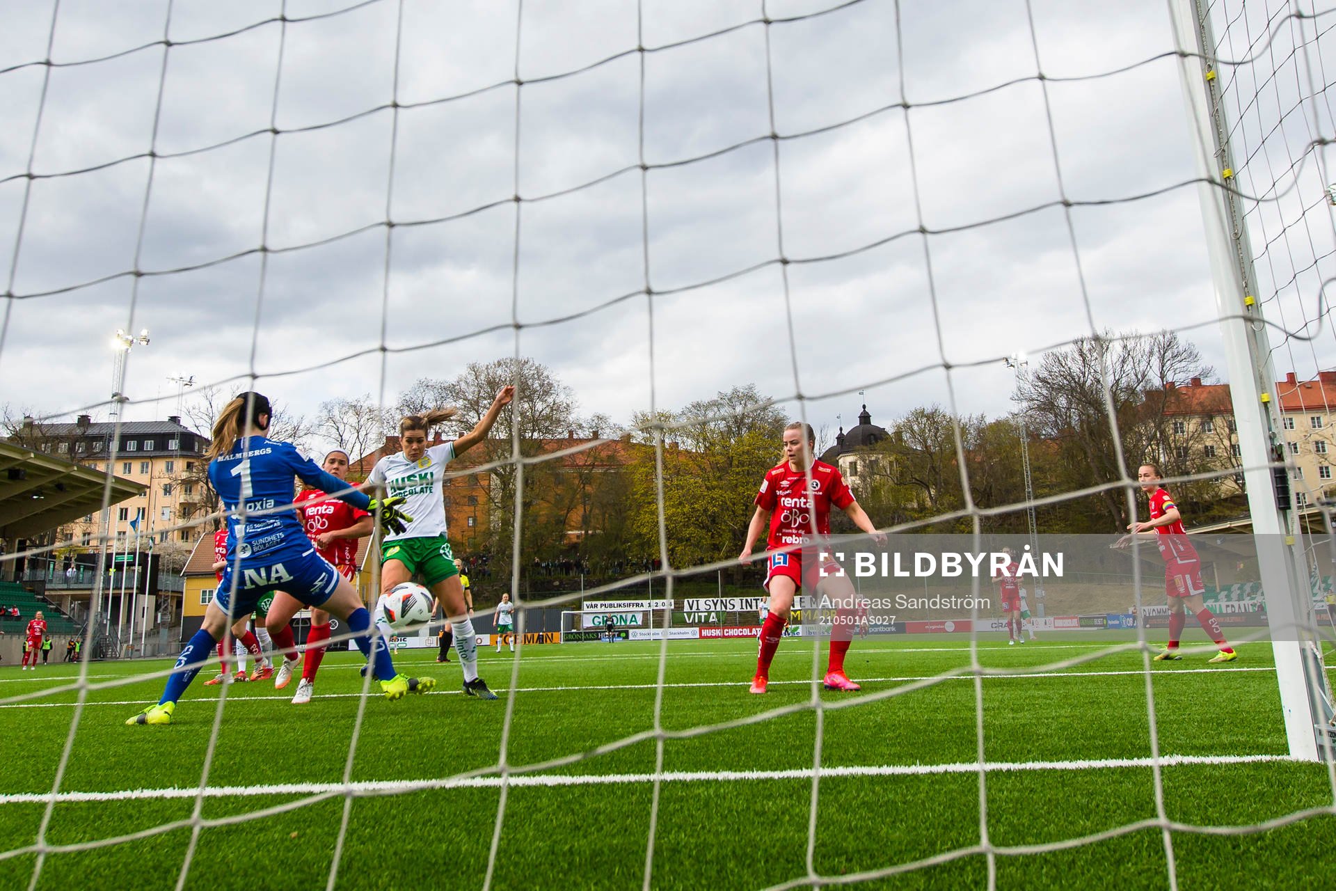Hammarbys Hanna Folkesson gör 1-0 bakom Örebros målvakt
