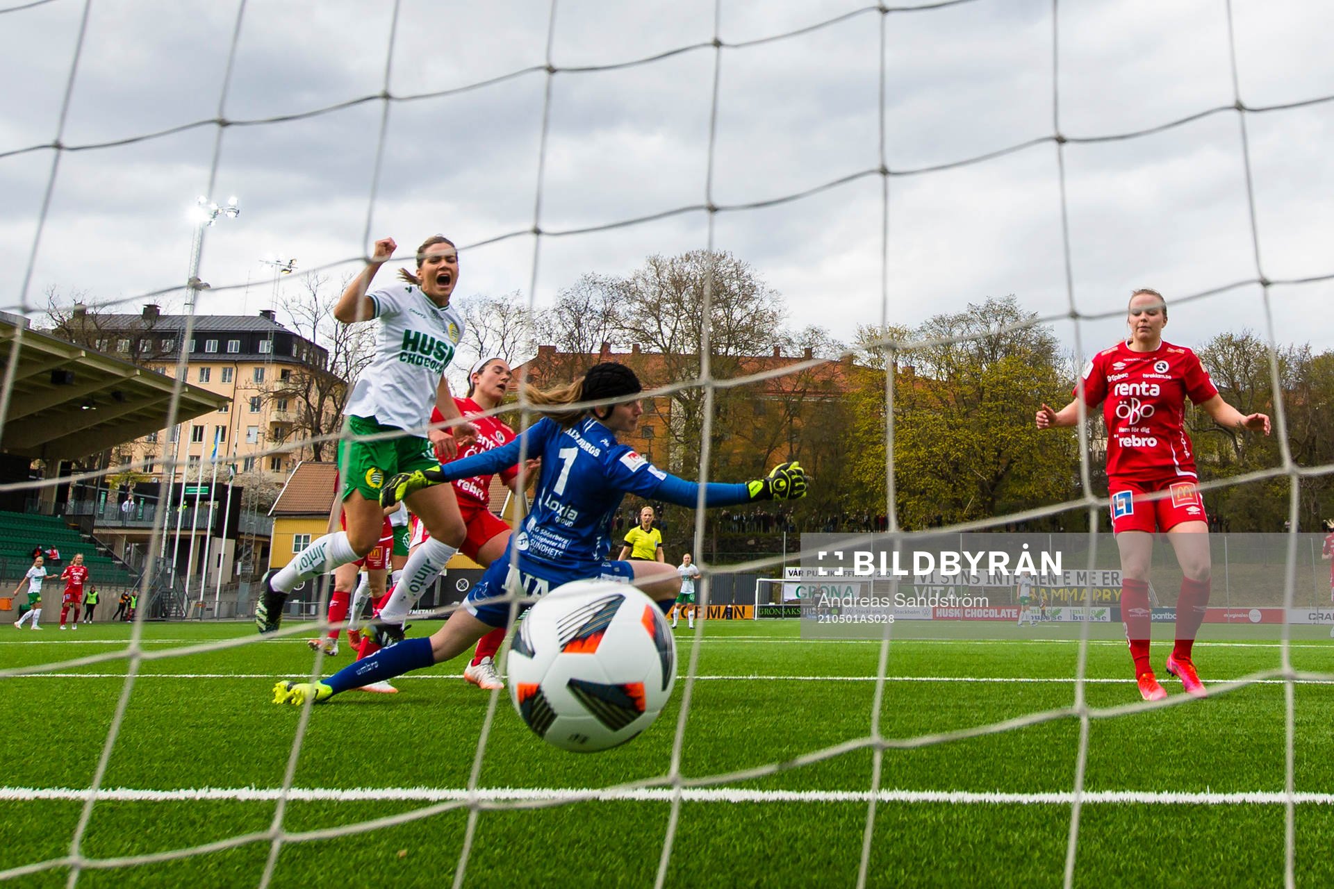 Hammarbys Hanna Folkesson gör 1-0 bakom Örebros målvakt Tove Enblom under fotbollsmatchen i Damallsvenskan mellan Hammarby och Örebro den 1 maj 2021 i Stockholm.