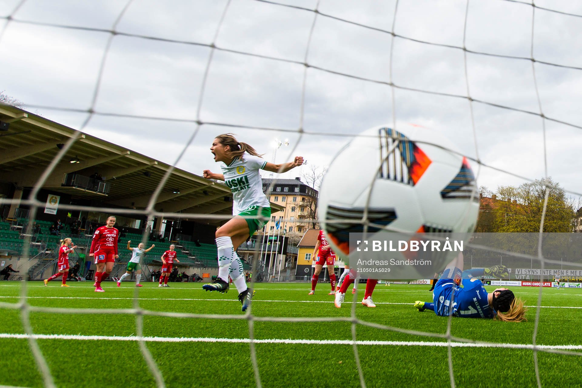 Hammarbys Hanna Folkesson gör 1-0 bakom Örebros målvakt