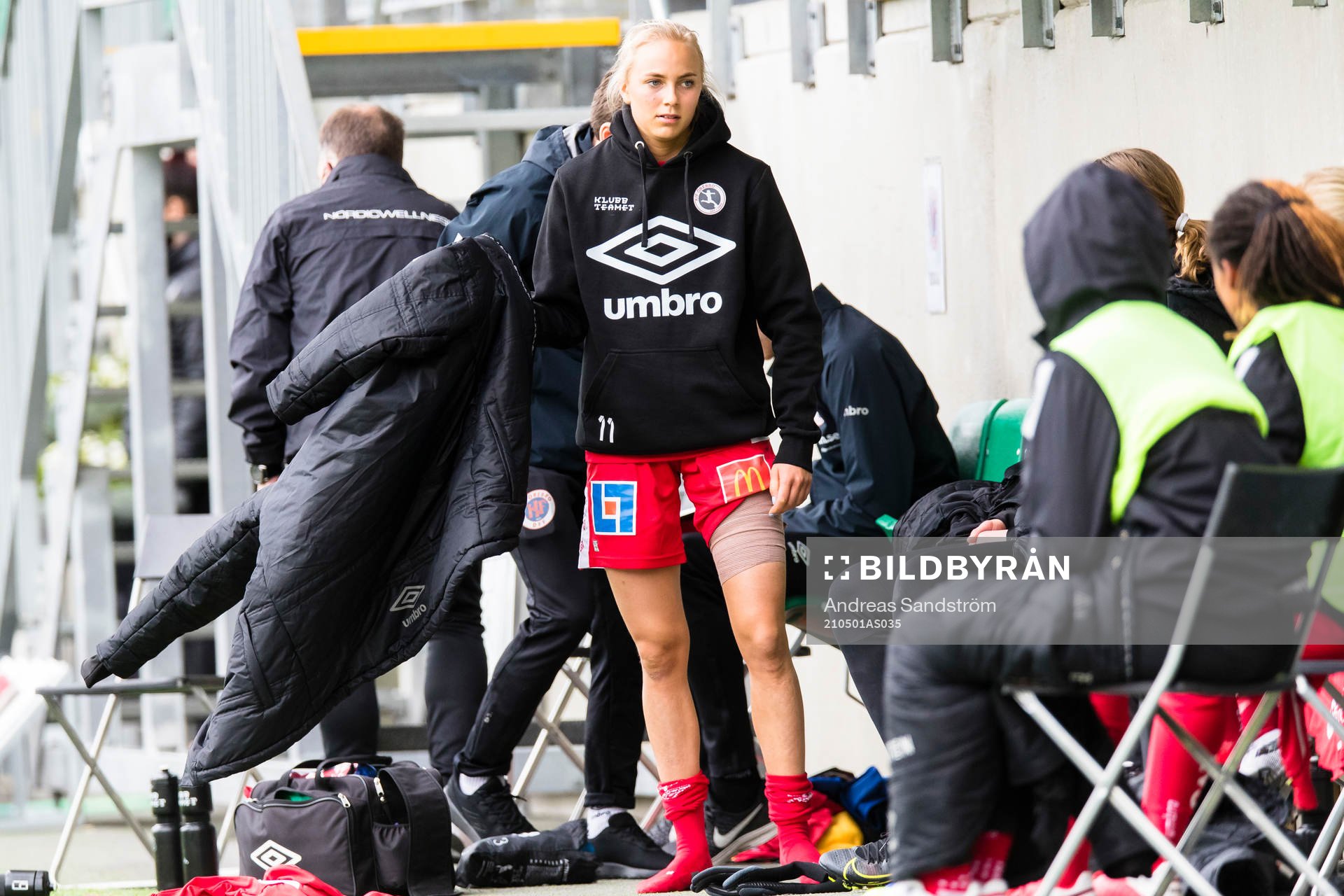Örebros Sara Lilja Vidlund med lindat ben i halvlekspausen