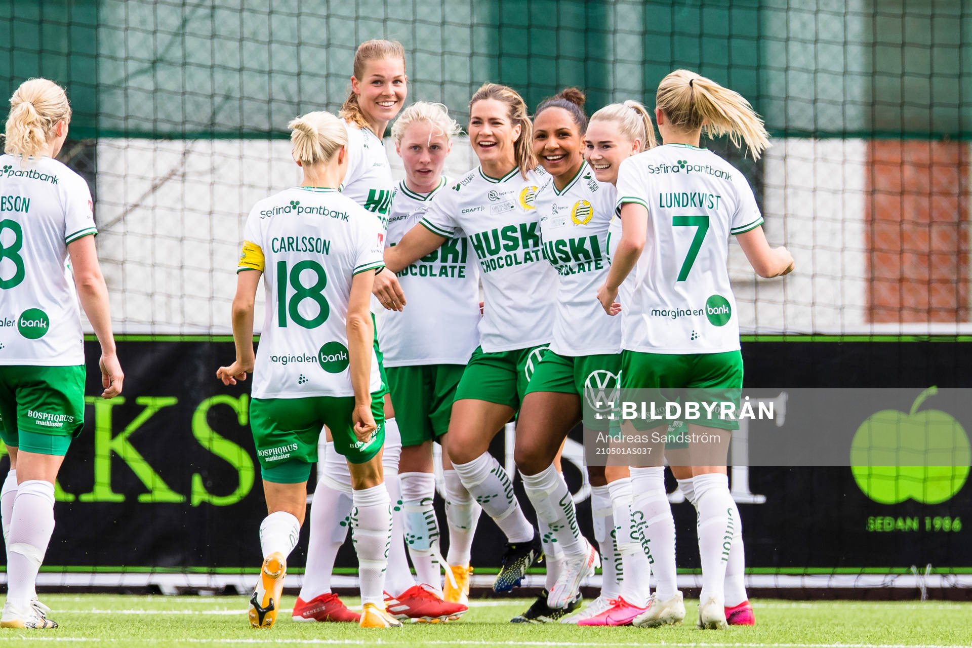 Hammarbys Hanna Folkesson (m) gör 1-0 och gratuleras av lagkamrater under fotbollsmatchen i Damallsvenskan mellan Hammarby och Örebro den 1 maj 2021 i Stockholm.