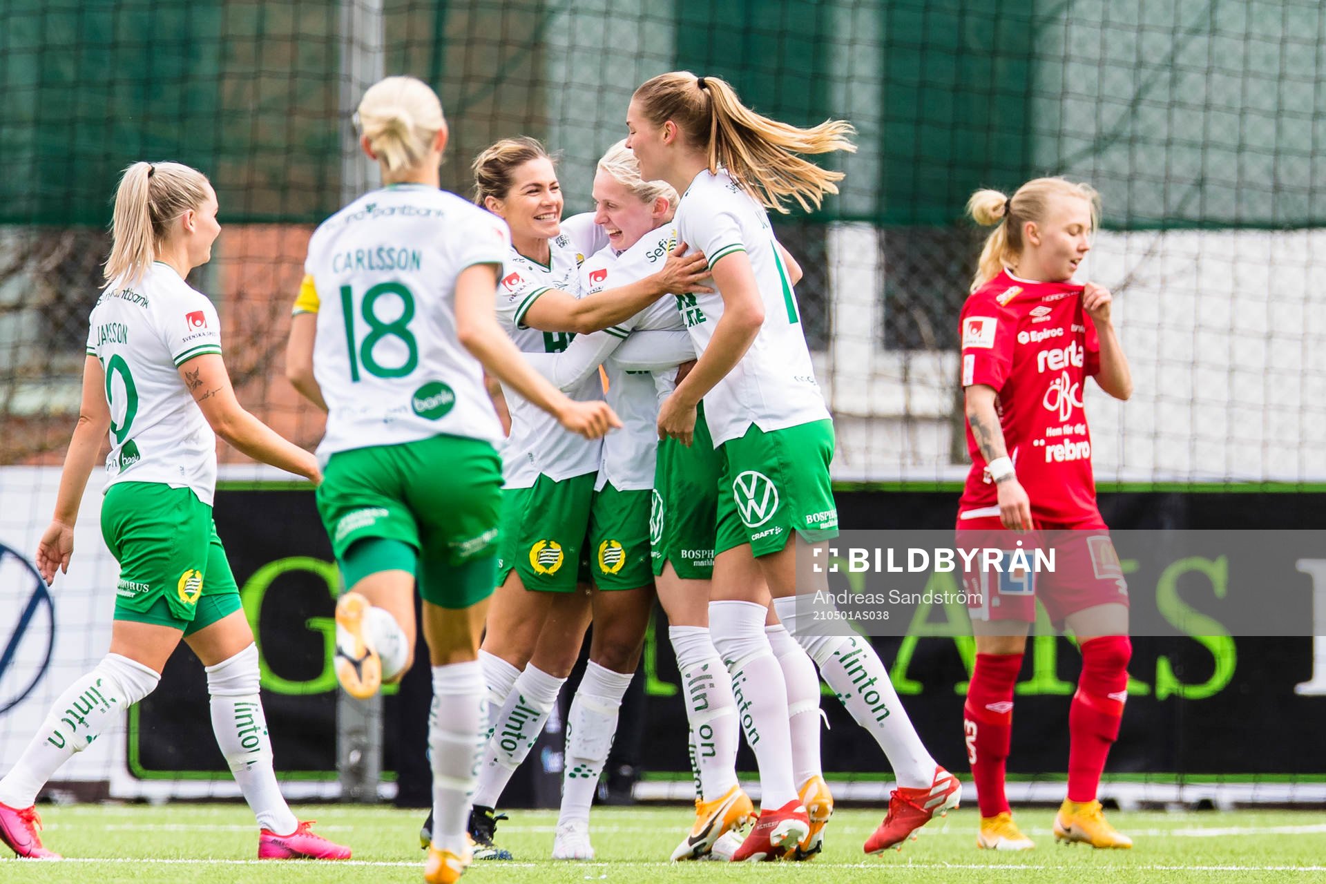 Hammarbys Emilia Larsson gör 2-0 och gratuleras av lagkamrater under fotbollsmatchen i Damallsvenskan mellan Hammarby och Örebro den 1 maj 2021 i Stockholm.