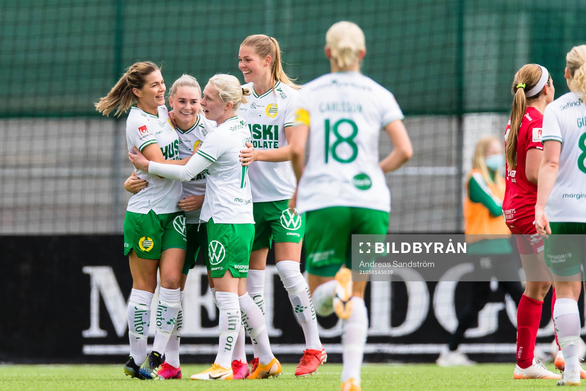 a vänster) gör 3-0 och gratuleras av lagkamrater
