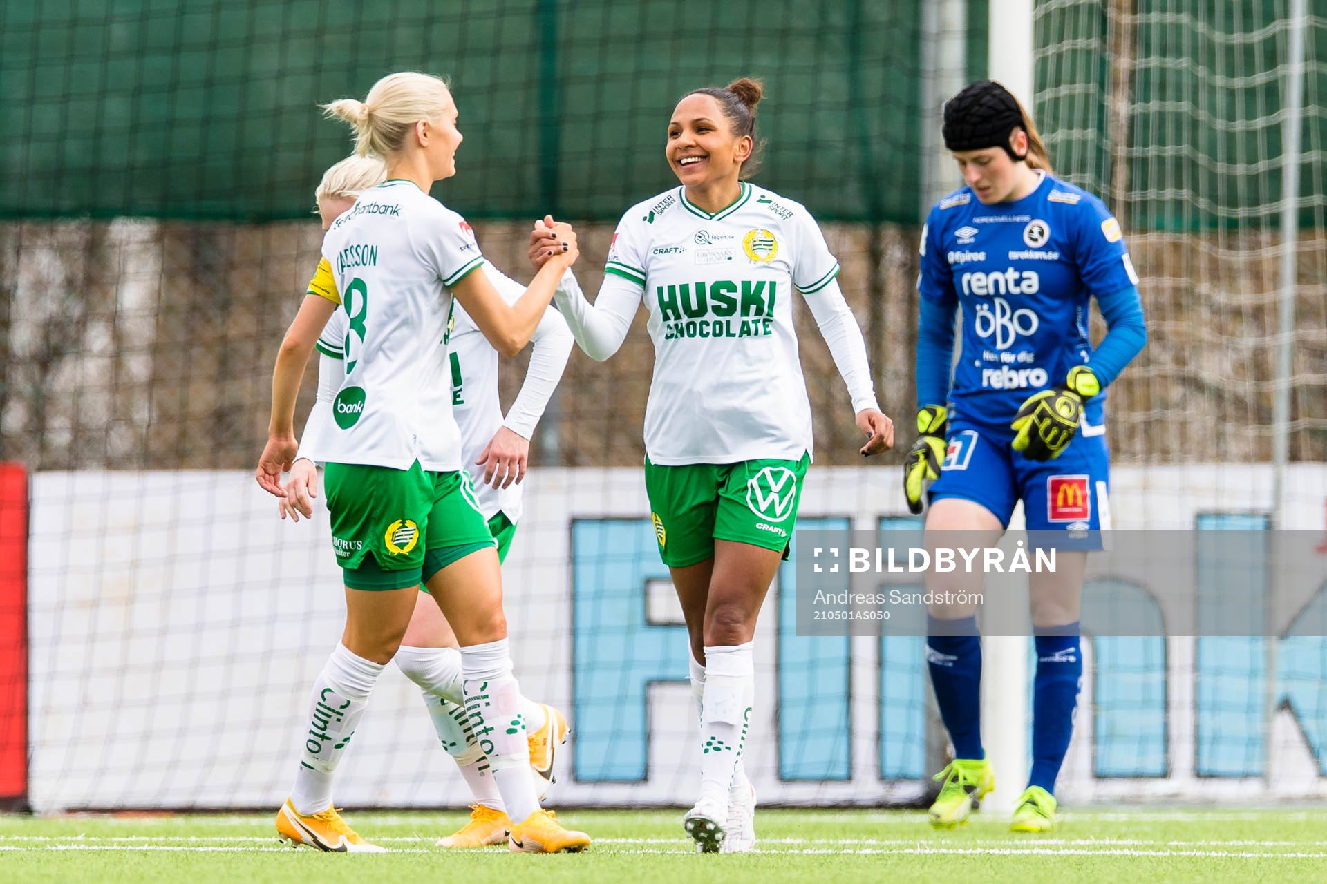 Hammarbys Madelen Janogy (m) gör 4-0 och firar med Ellen