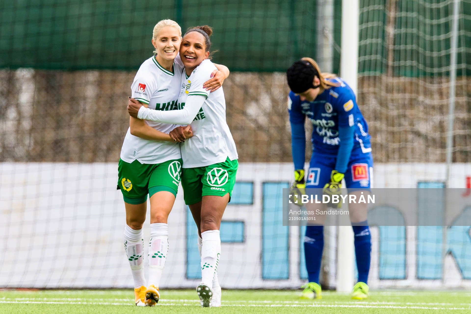 Hammarbys Madelen Janogy gör 4-0 och omfamnas av Alice