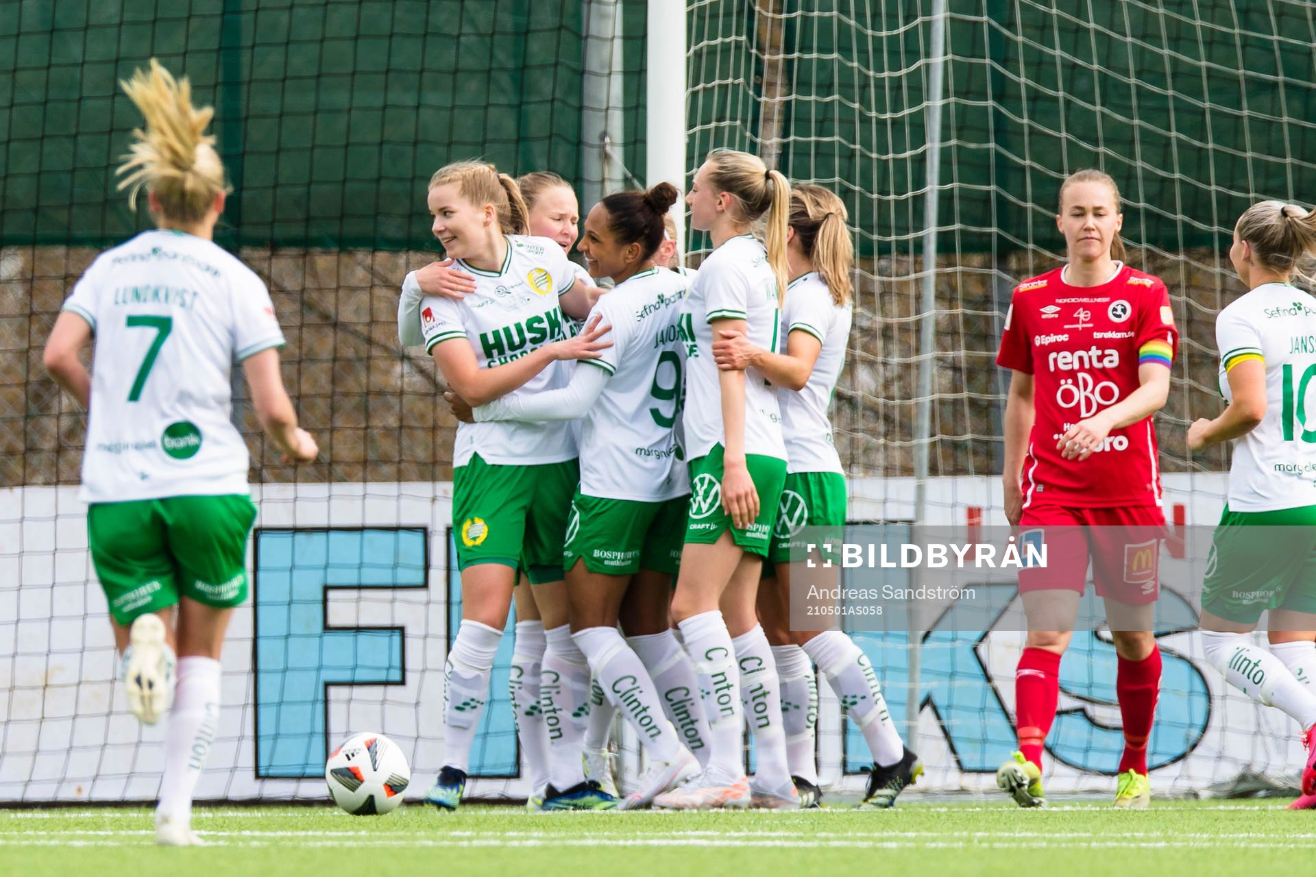 Hammarbys Madelen Janogy gör 5-0 och jublar med lagkamrater