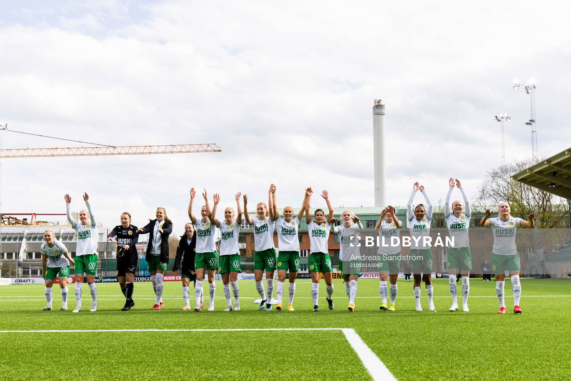 Hammarbys spelare tackar publiken utanför arenan efter fotbollsmatchen i Damallsvenskan mellan Hammarby och Örebro den 1 maj 2021 i Stockholm.