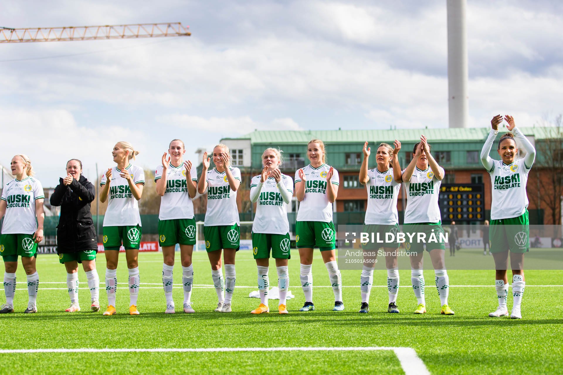 Hammarbys spelare tackar publiken utanför arenan