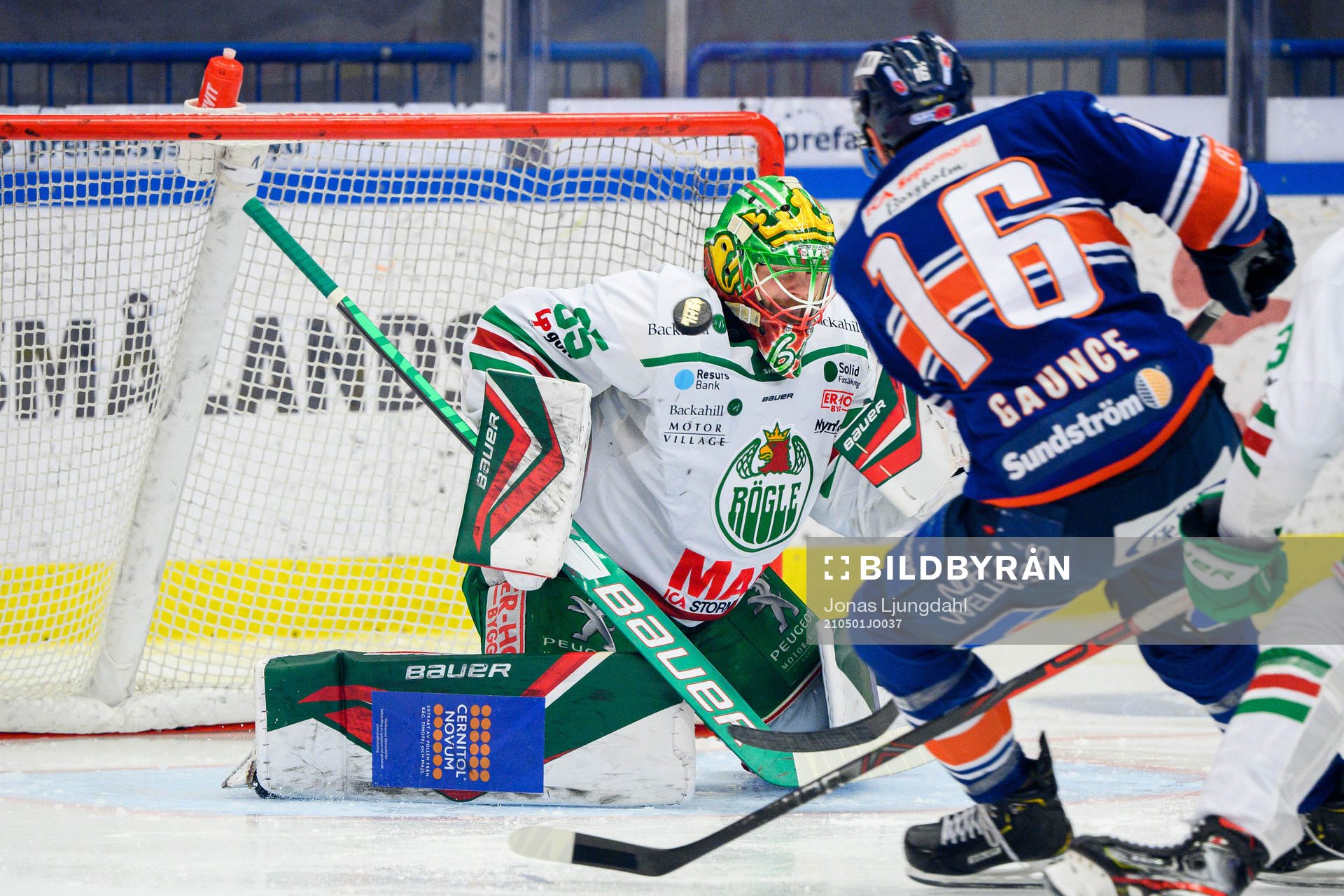 Rögles målvakt Christoffer Rifalk och Växjös Brendan