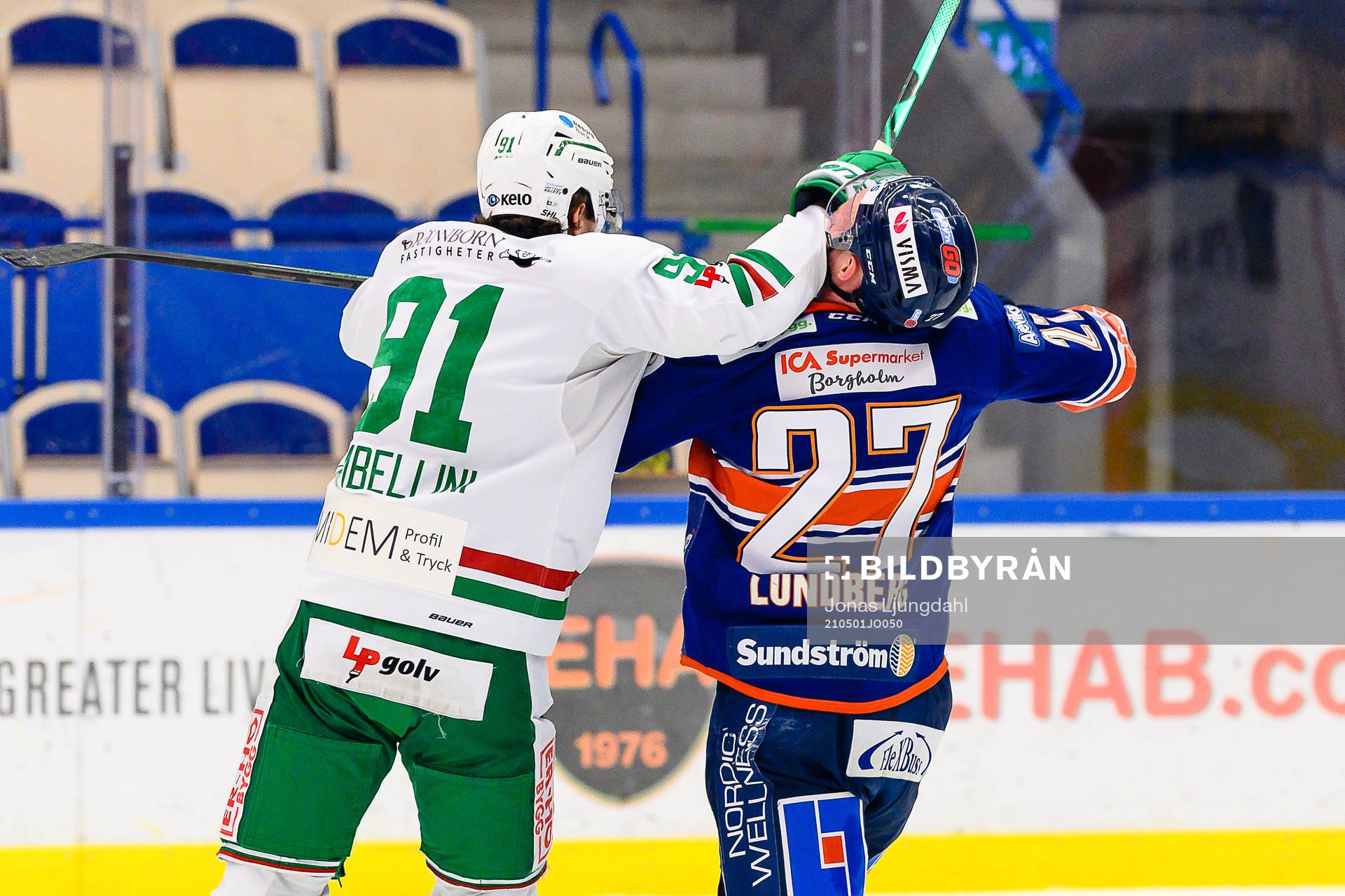 Gruff mellan Rögles Adam Tambellini och Växjös Martin