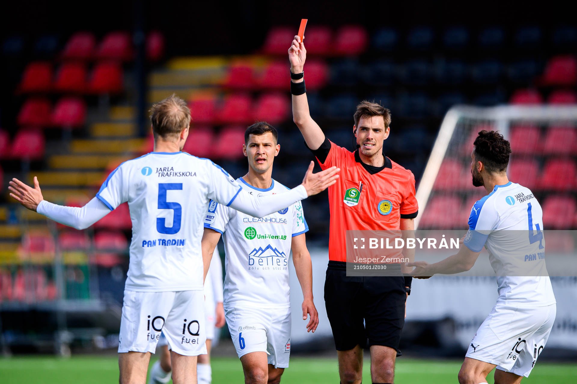 Akropolis Oscar Pehrsson får rött kort av domare Magnus Lindgren under fotbollsmatchen i Superettan mellan Akropolis och GIF Sundsvall den 1 maj 2021 i Stockholm.