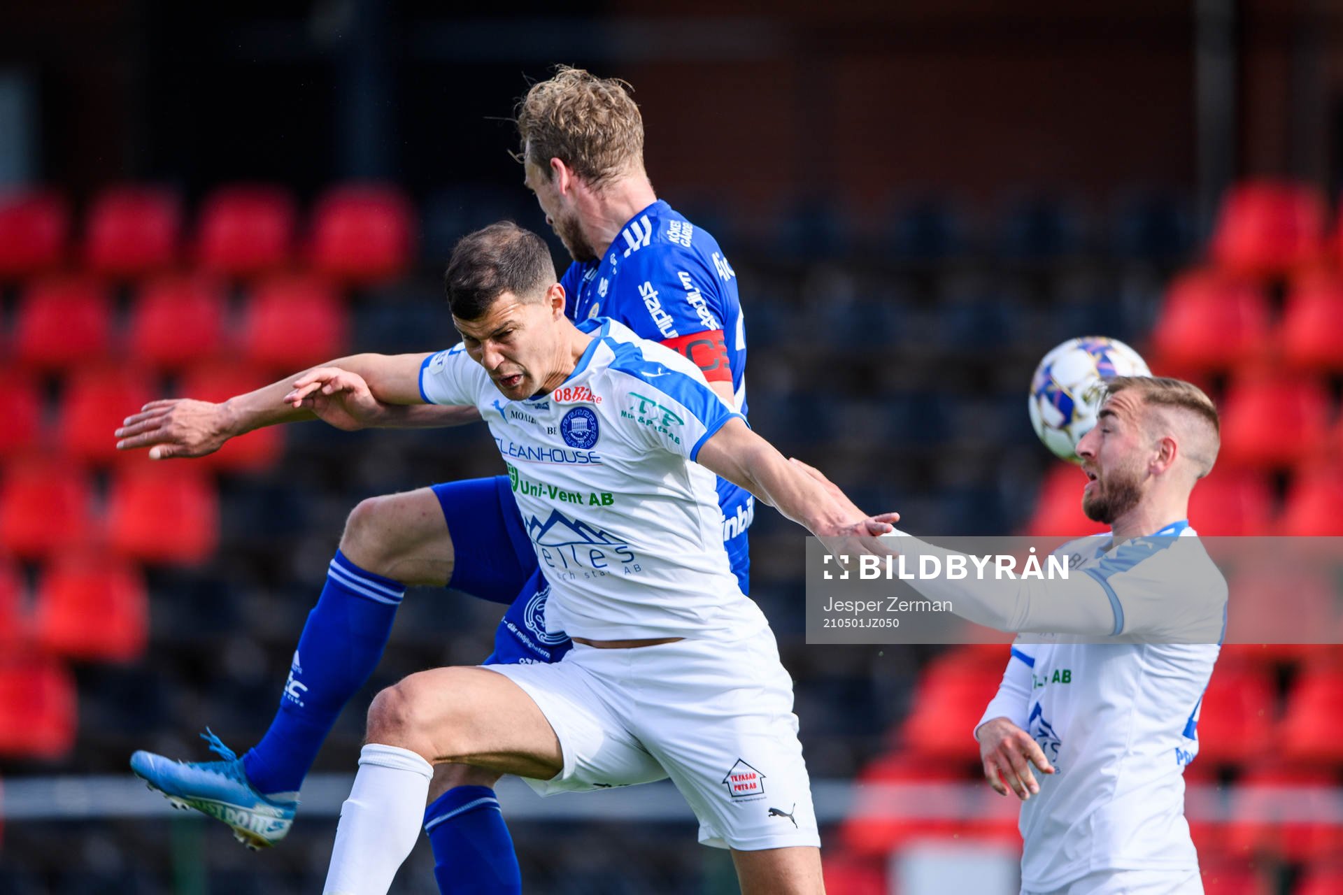 Sundsvalls Pontus Engblom i en duell med Akropolis Mauricio
