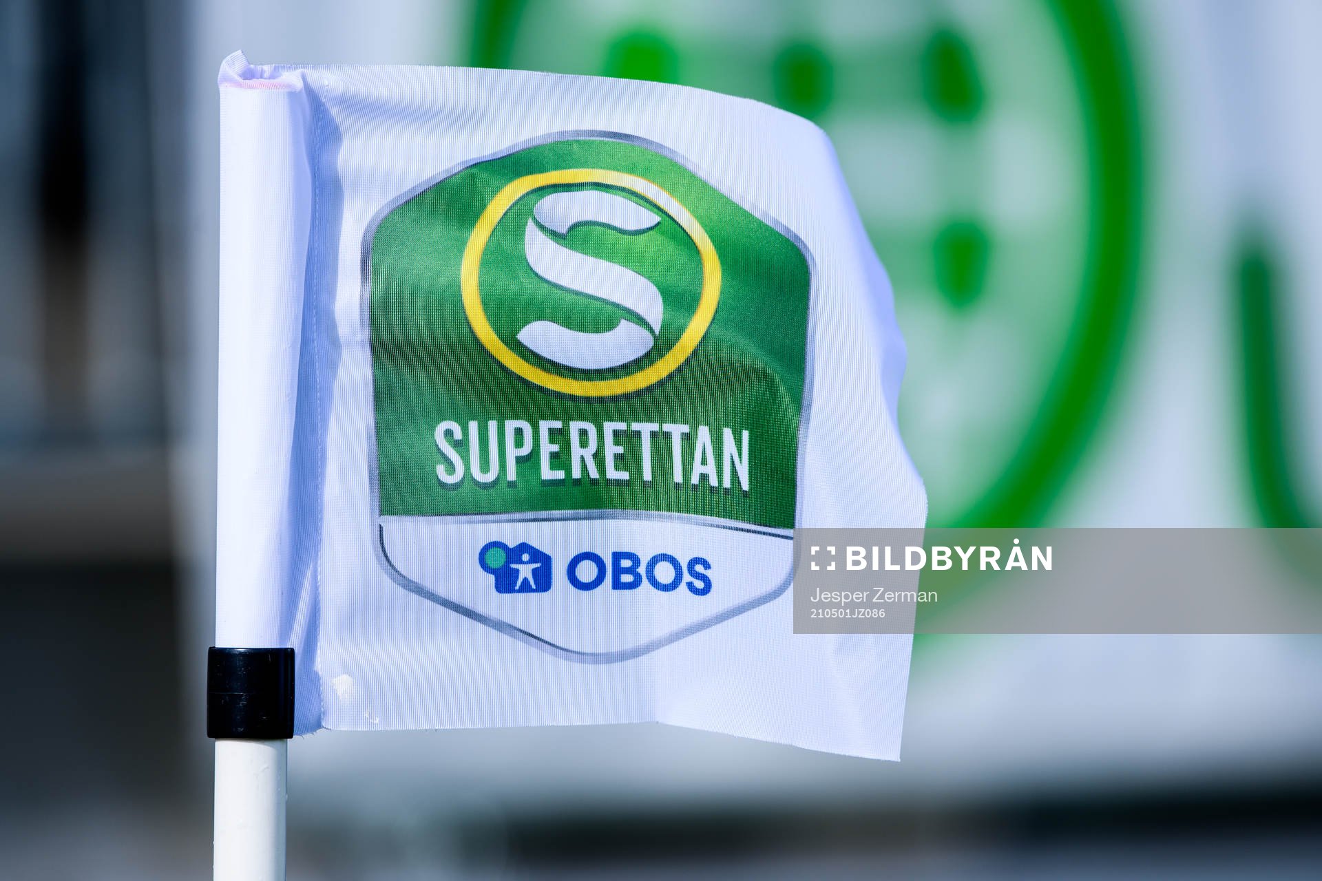 En hörnflagga med Superettans logo på