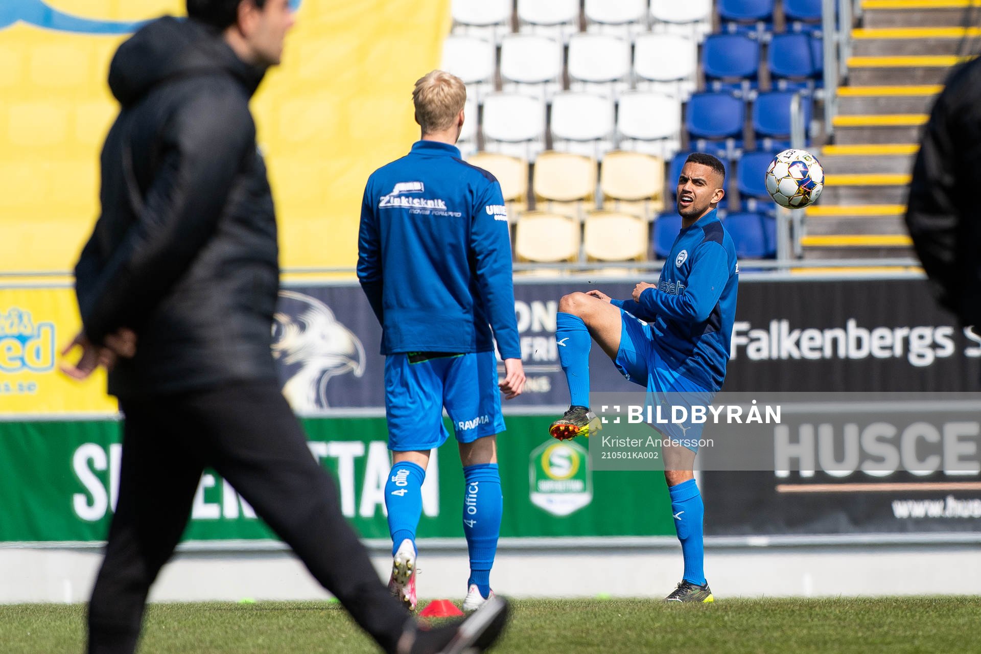 Värnamos Erick Brendon före fotbollsmatchen i Superettan