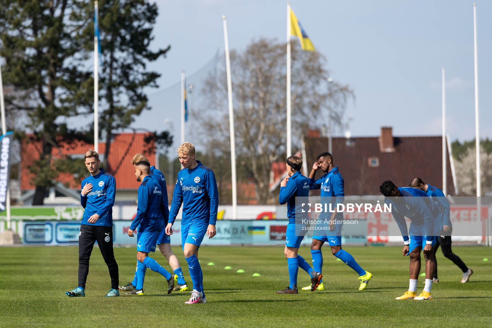 Värnamos spelare före fotbollsmatchen i Superettan mellan