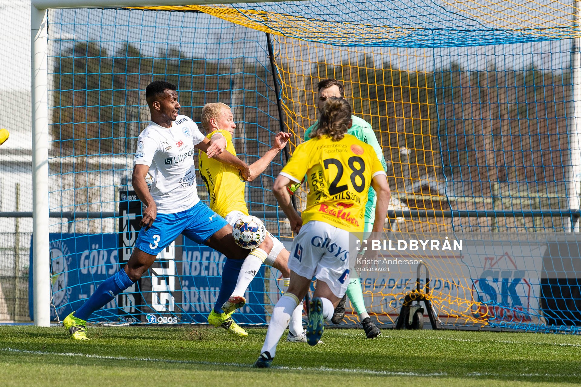 Värnamos Bernardo Vilar Estevao Jeronimo och Falkenbergs Adam Bergmark Wiberg under fotbollsmatchen i Superettan mellan Falkenberg och Värnamo den 1 maj 2021 i Falkenberg.
