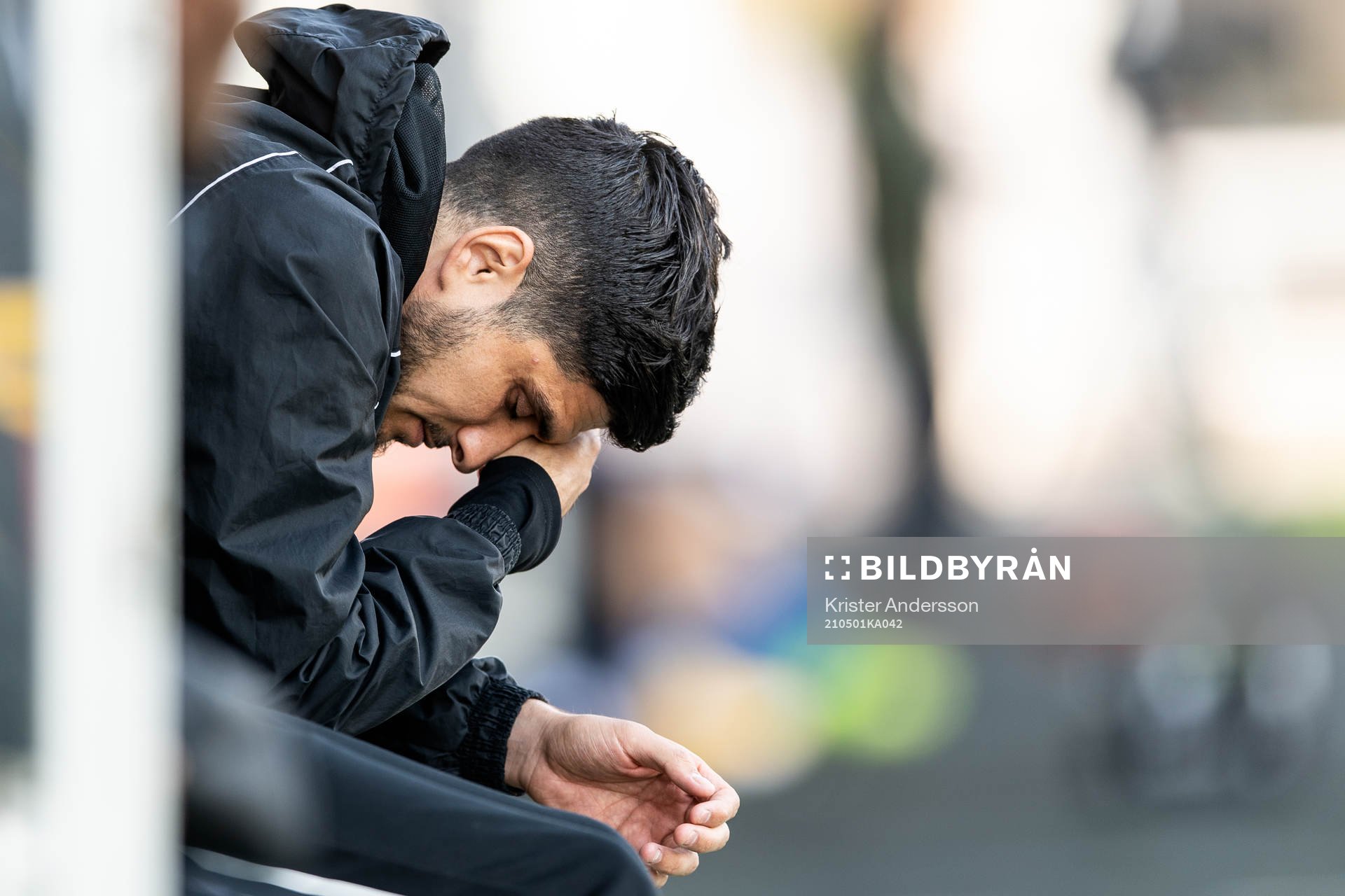 Falkenbergs Mahmut Özen deppar på bänken