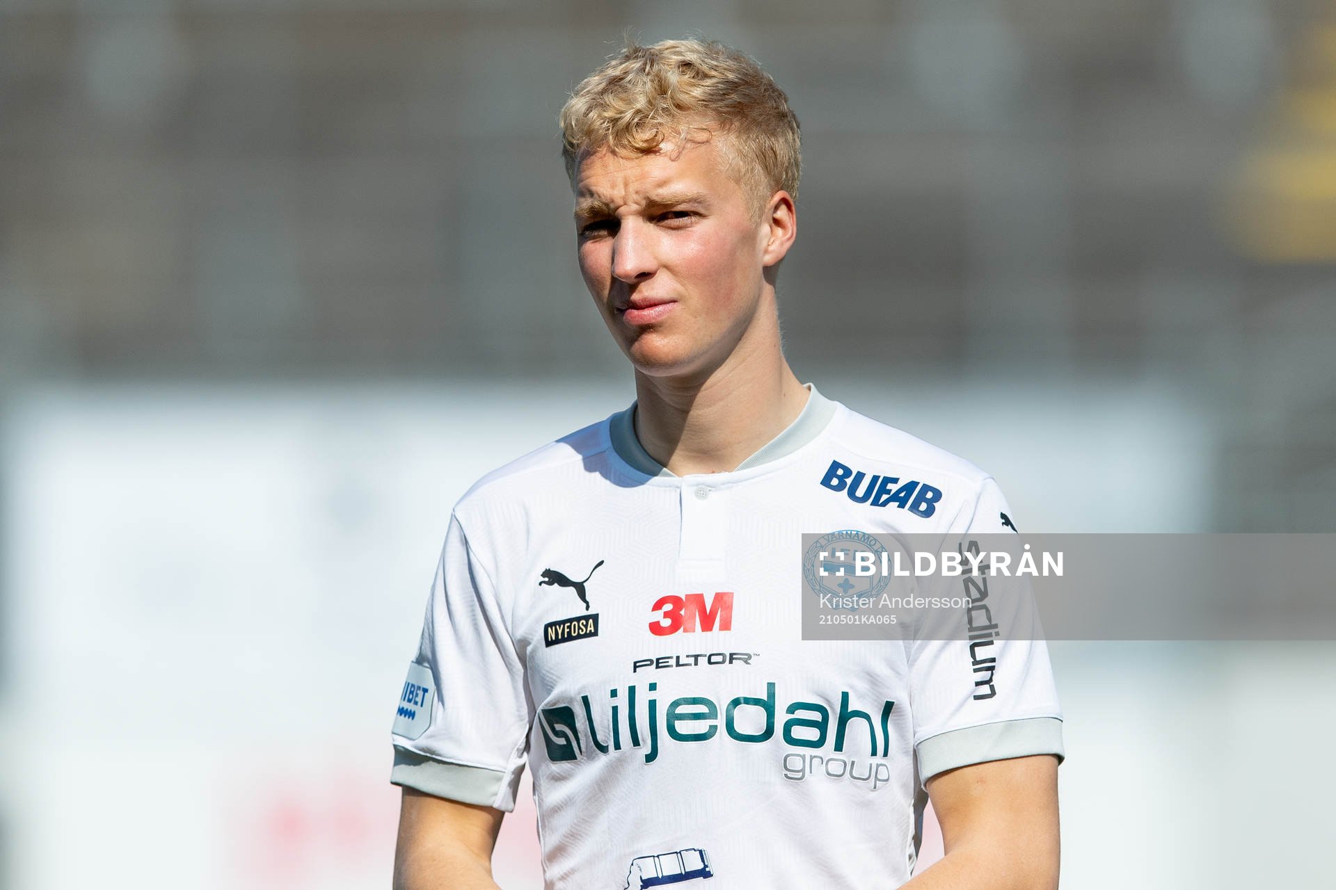 Värnamos Victor Larsson före fotbollsmatchen i Superettan