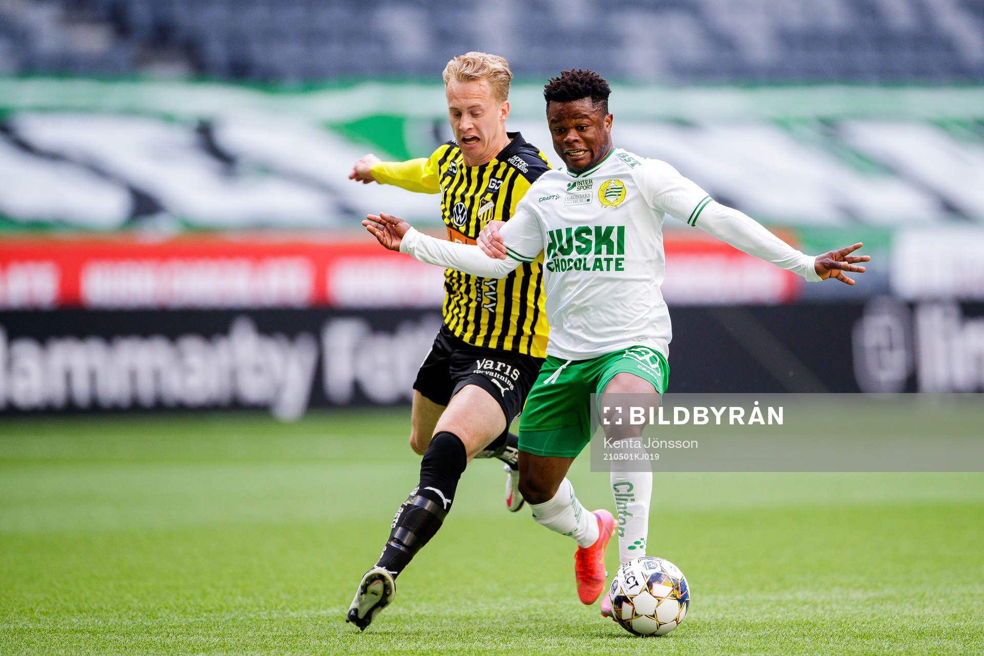 Häckens Gustav Berggren och Hammarbys Akinkunmi Amoo