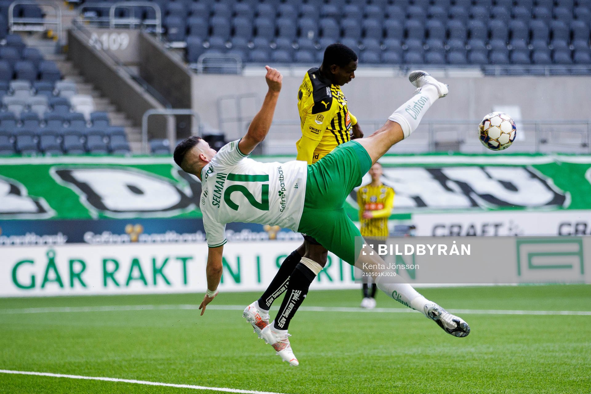 Hammarbys Astrit Selmani och Häckens Godswill Ekpolo