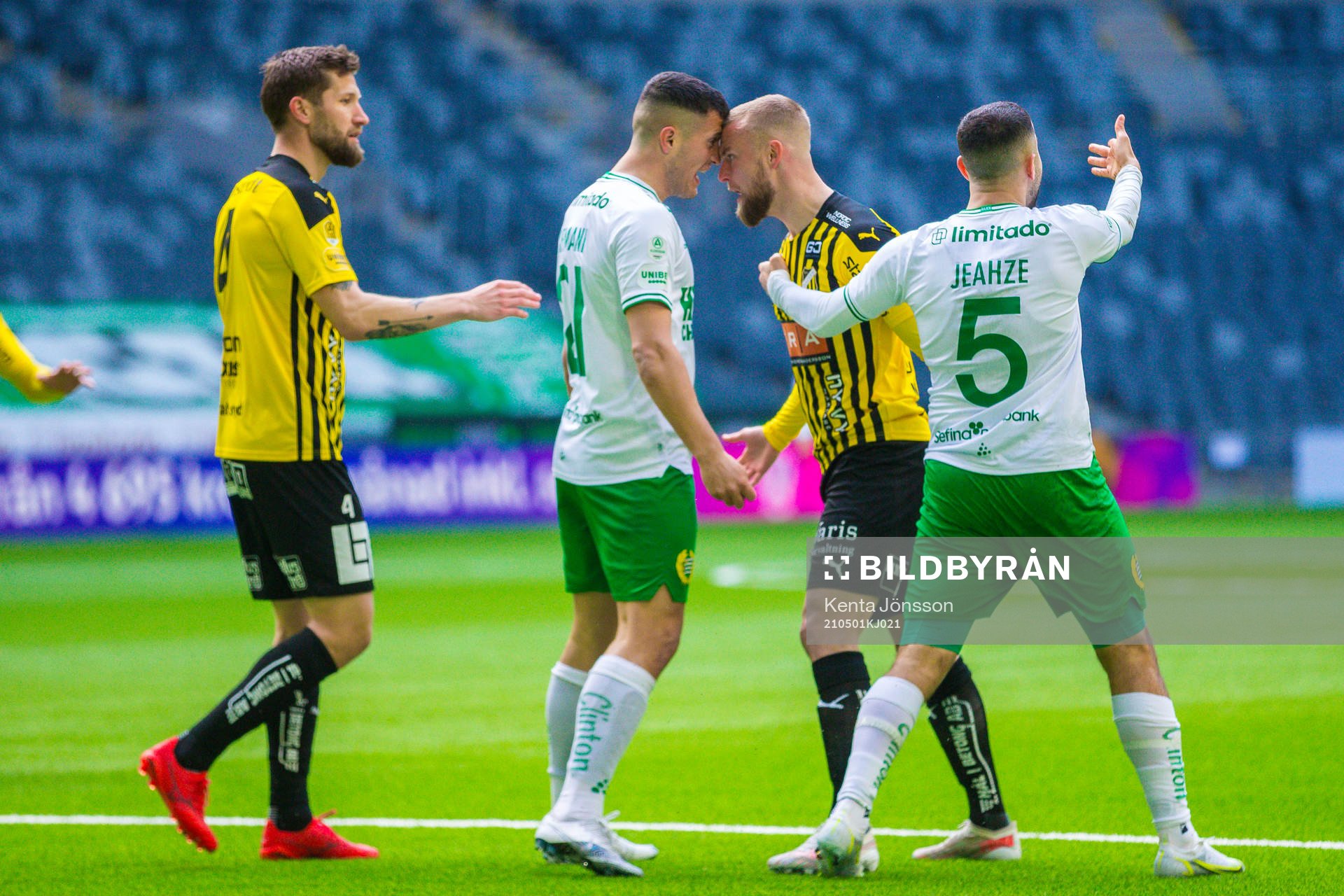 Hammarbys Astrit Selmani och Häckens Alexander Faltsetas i