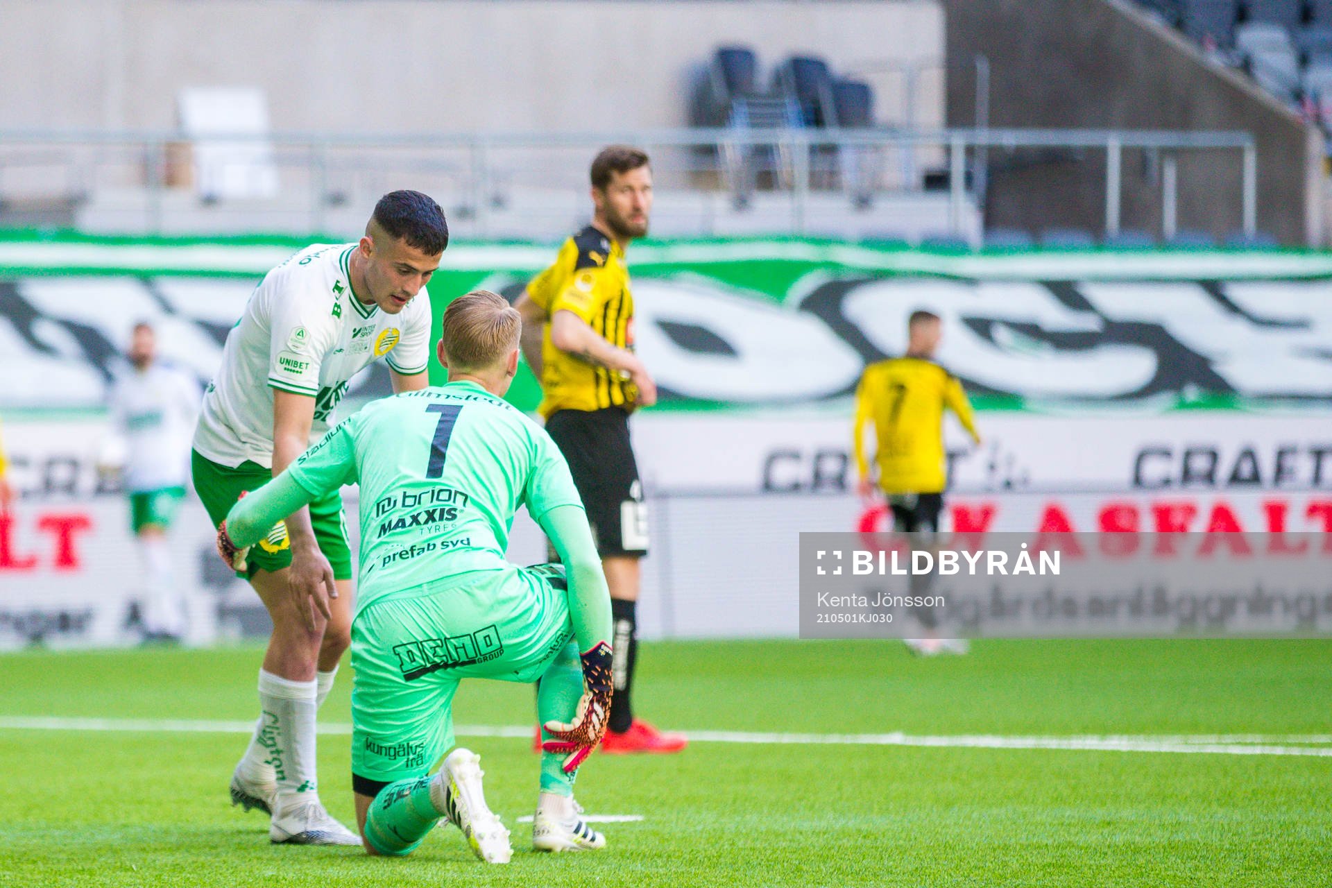 Hammarbys Astrit Selmani och Häckens målvakt Pontus