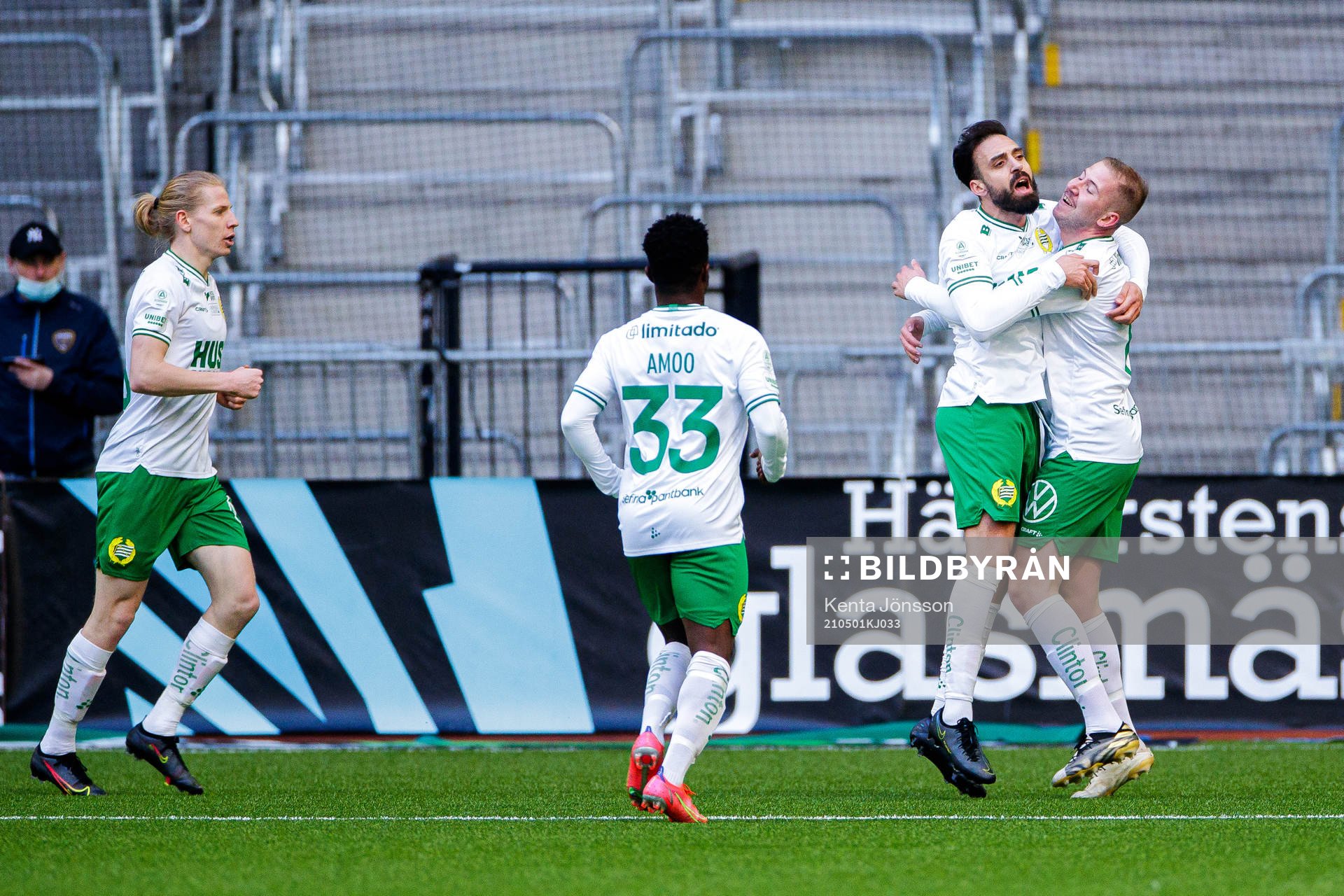 Hammarbys Gustav Ludwigson , Akinkunmi Amoo och Abdul Khalili jublar med Darijan Bojanic efter 1-1 under fotbollsmatchen i Allsvenskan mellan Hammarby och Häcken den 1 maj 2021 i Stockholm.