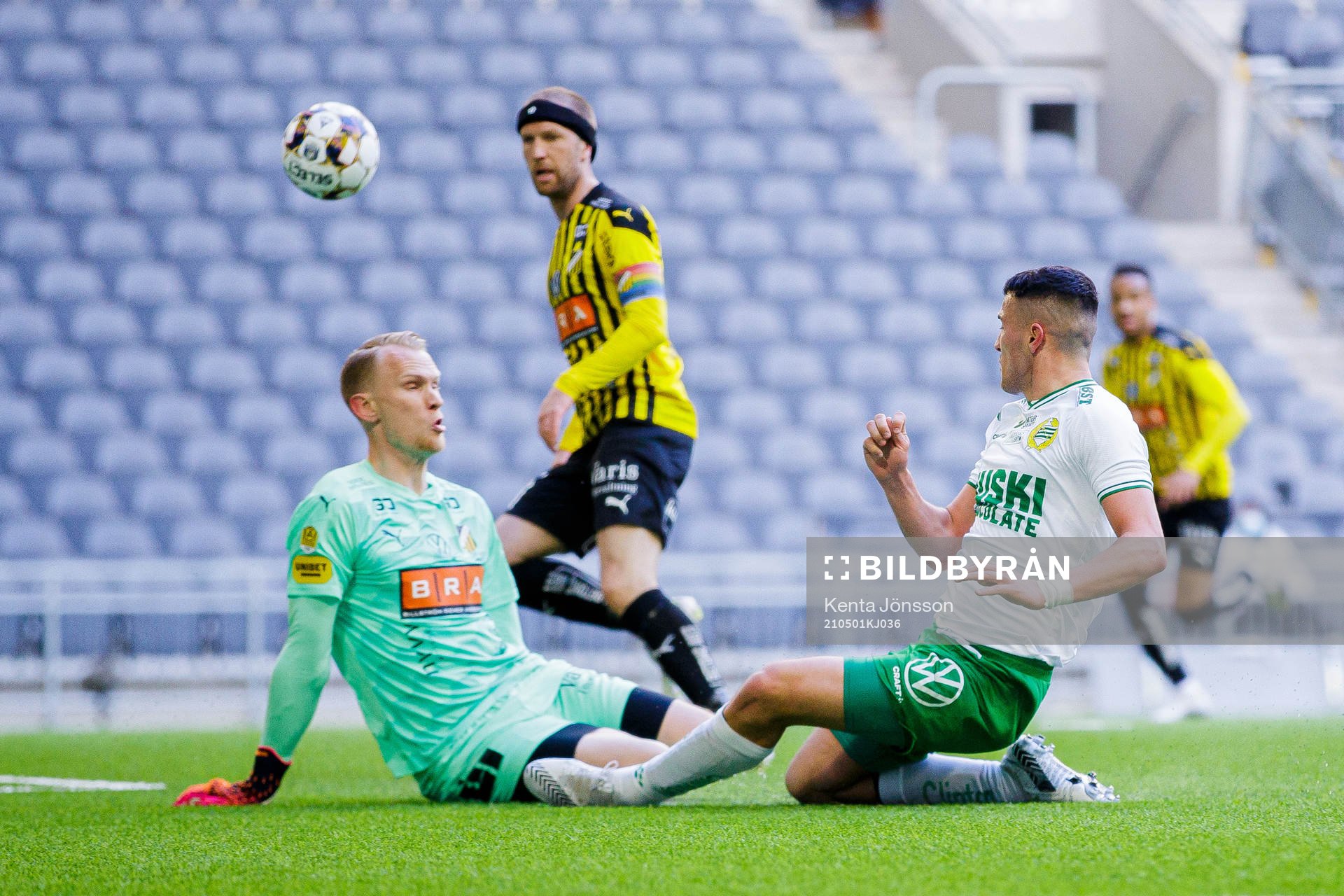 Häckens målvakt Pontus Dahlberg räddar skott från