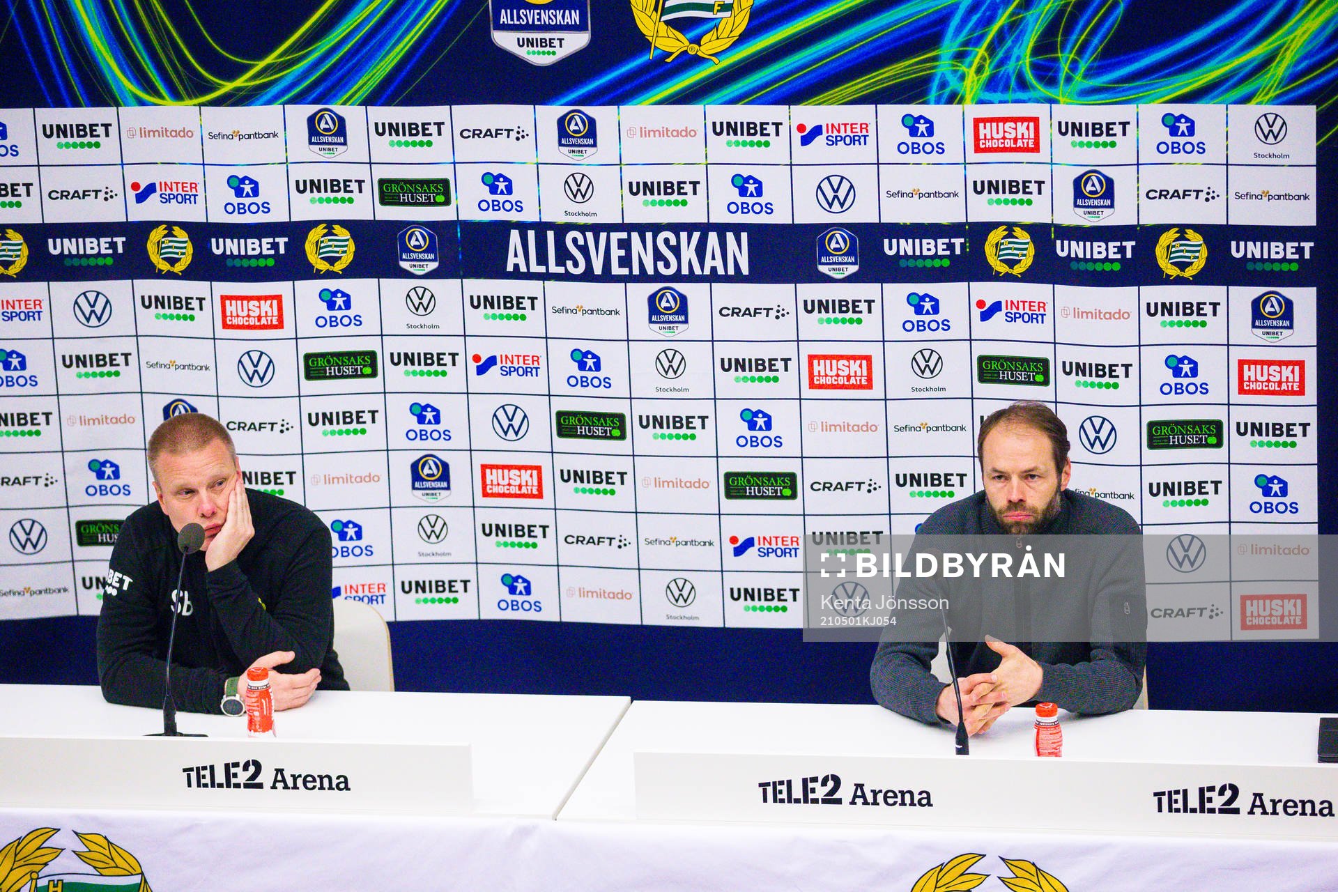 Hammarbys tränare Stefan Billborn och Häckens tränare Andreas Alm efter fotbollsmatchen i Allsvenskan mellan Hammarby och Häcken den 1 maj 2021 i Stockholm.